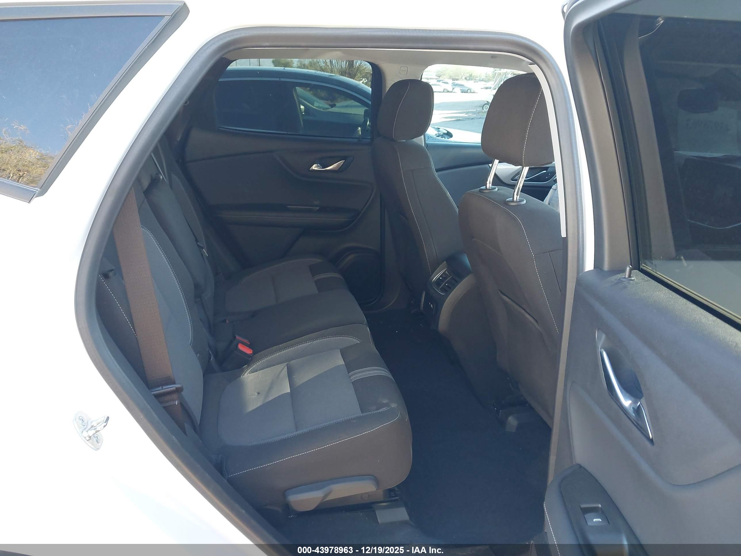 CHEVROLET BLAZER image 8