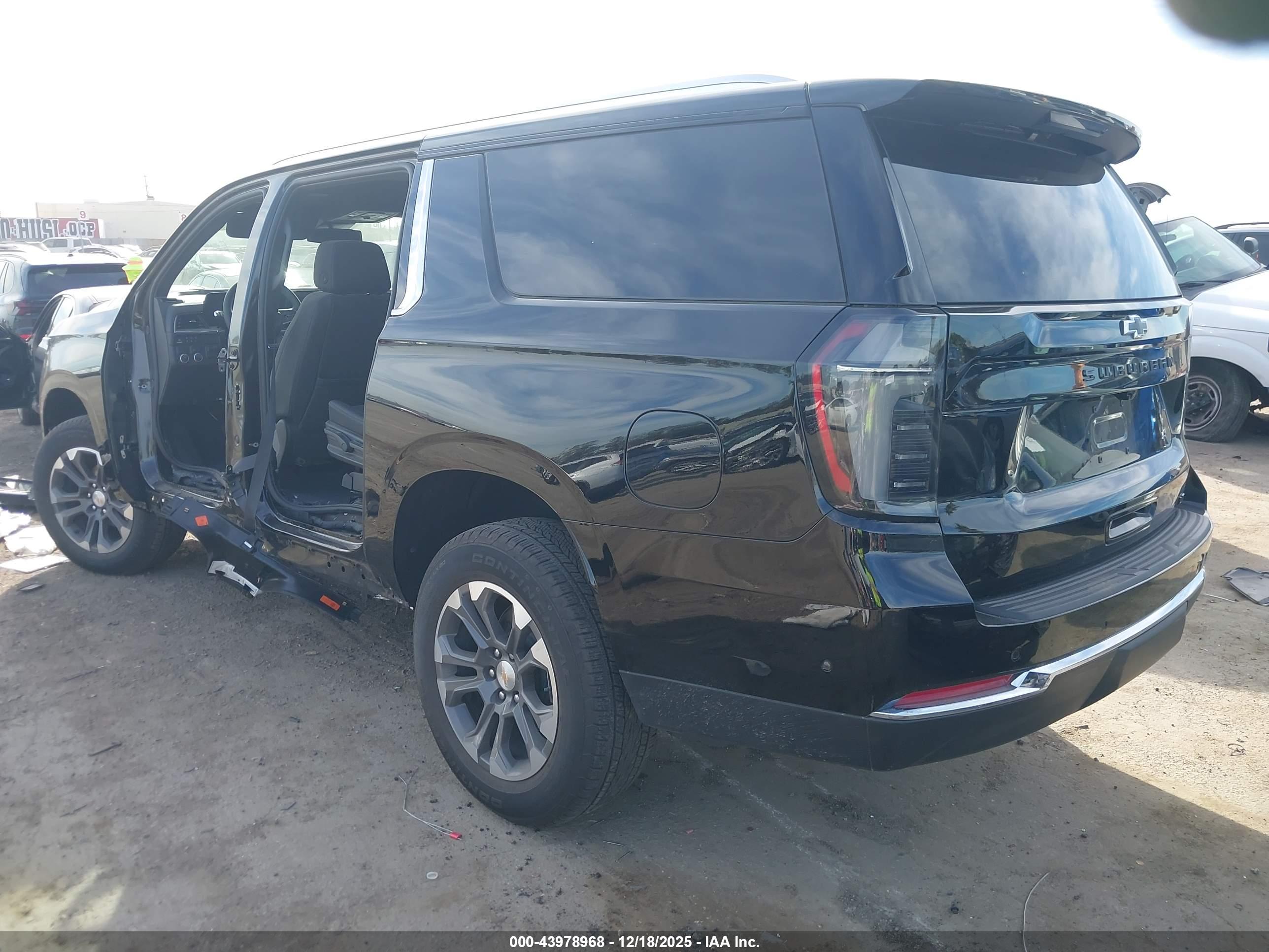 CHEVROLET SUBURBAN image 3