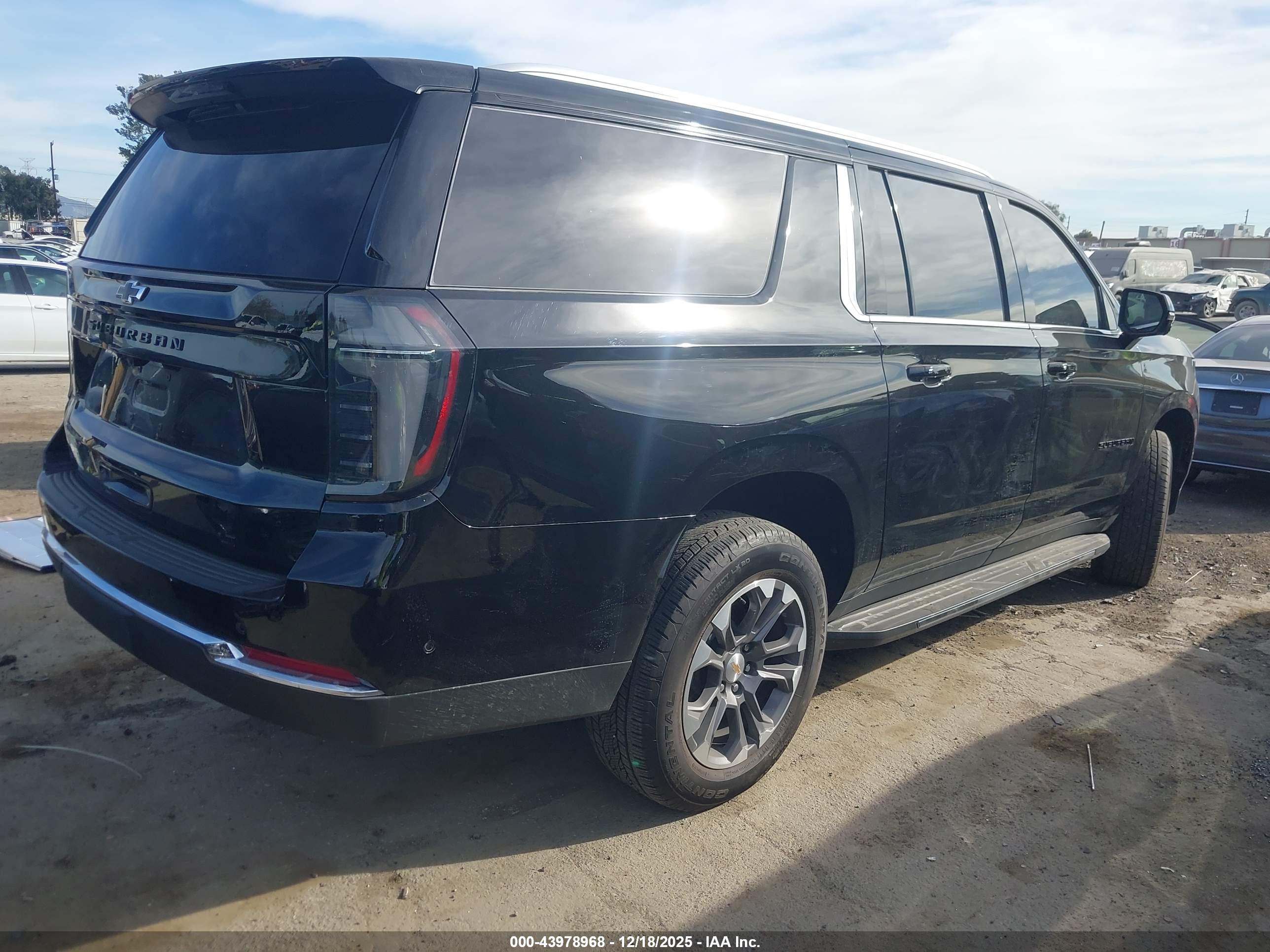 CHEVROLET SUBURBAN image 4