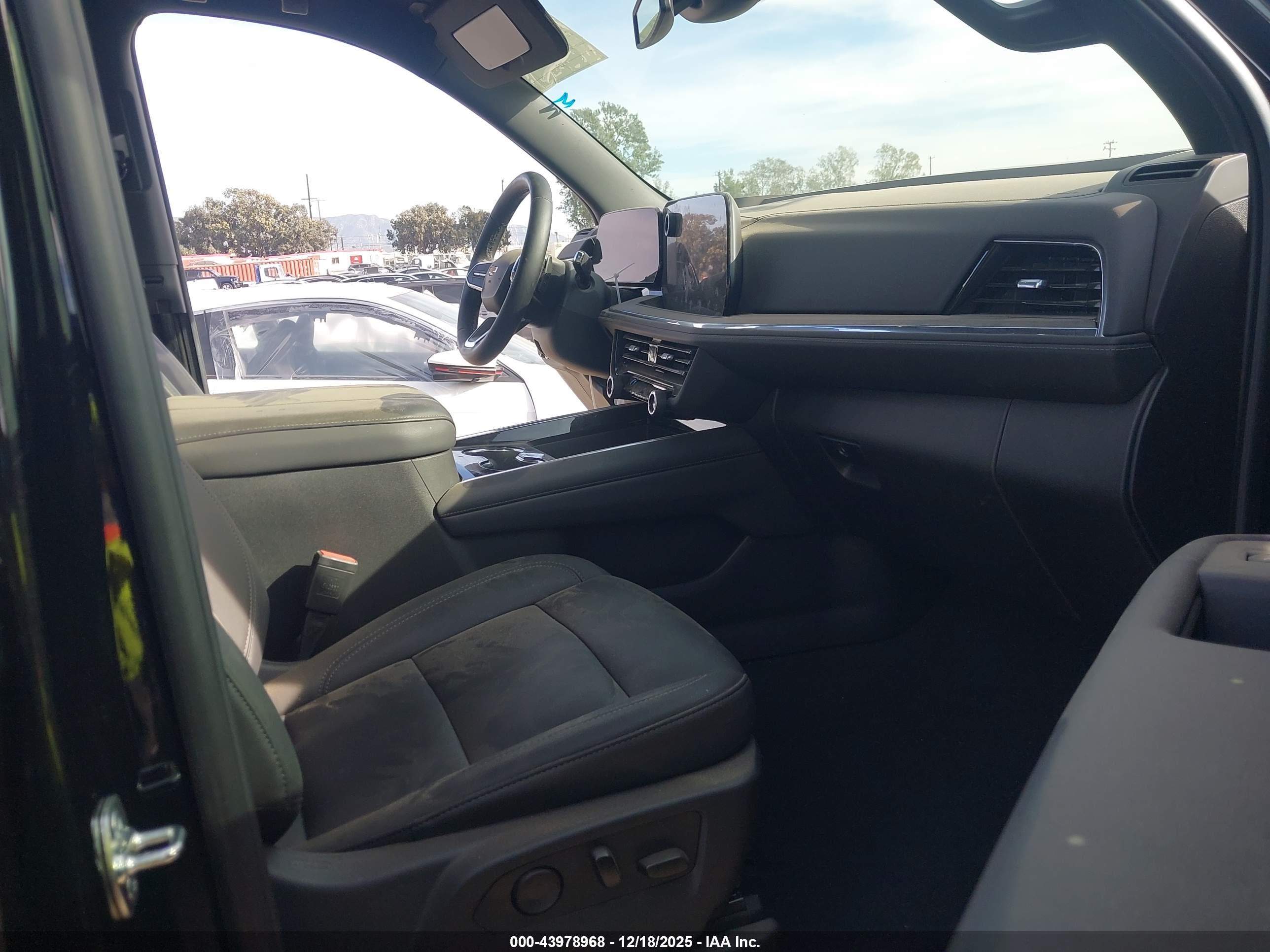 CHEVROLET SUBURBAN image 5