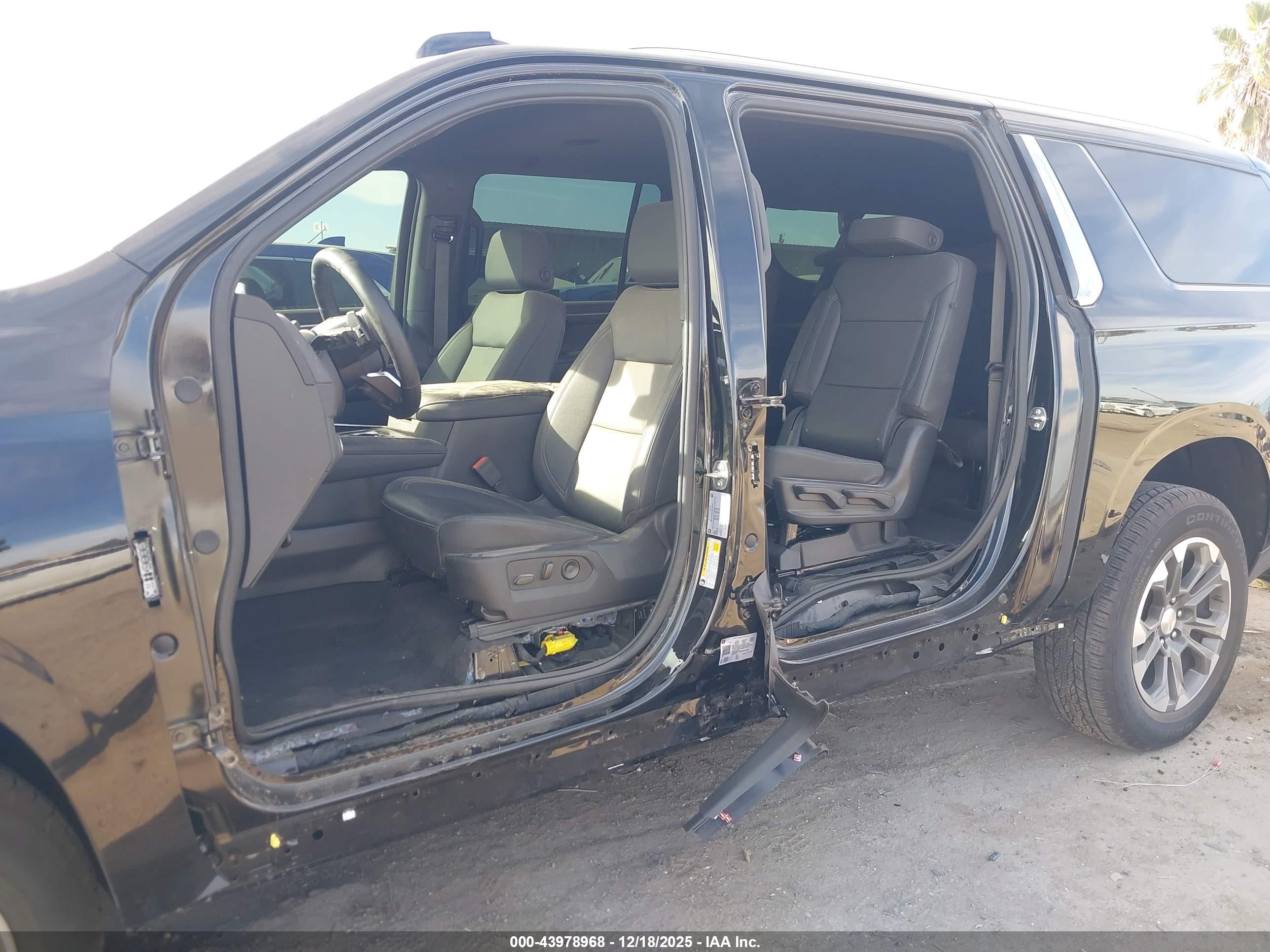CHEVROLET SUBURBAN image 6
