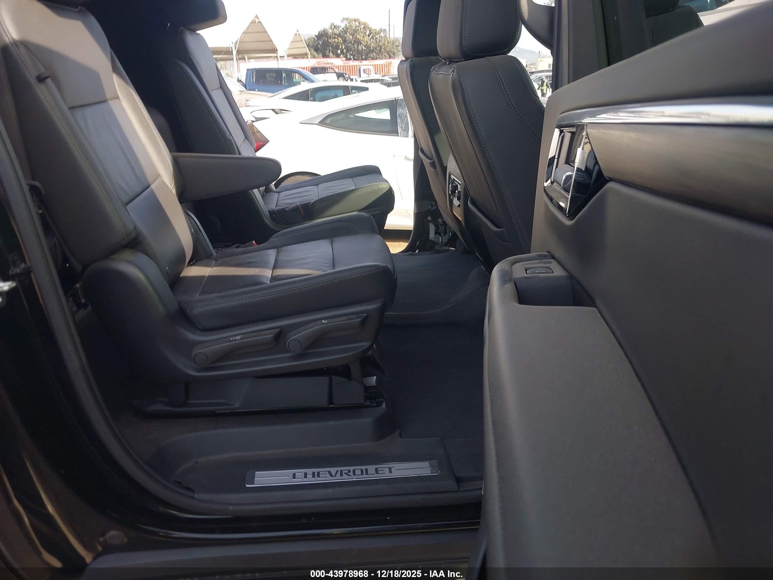 CHEVROLET SUBURBAN image 8