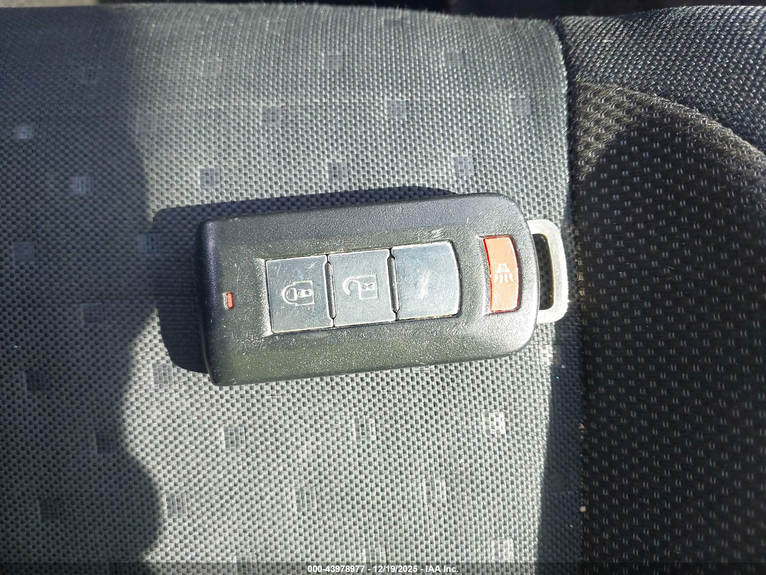MITSUBISHI OUTLANDER image 11
