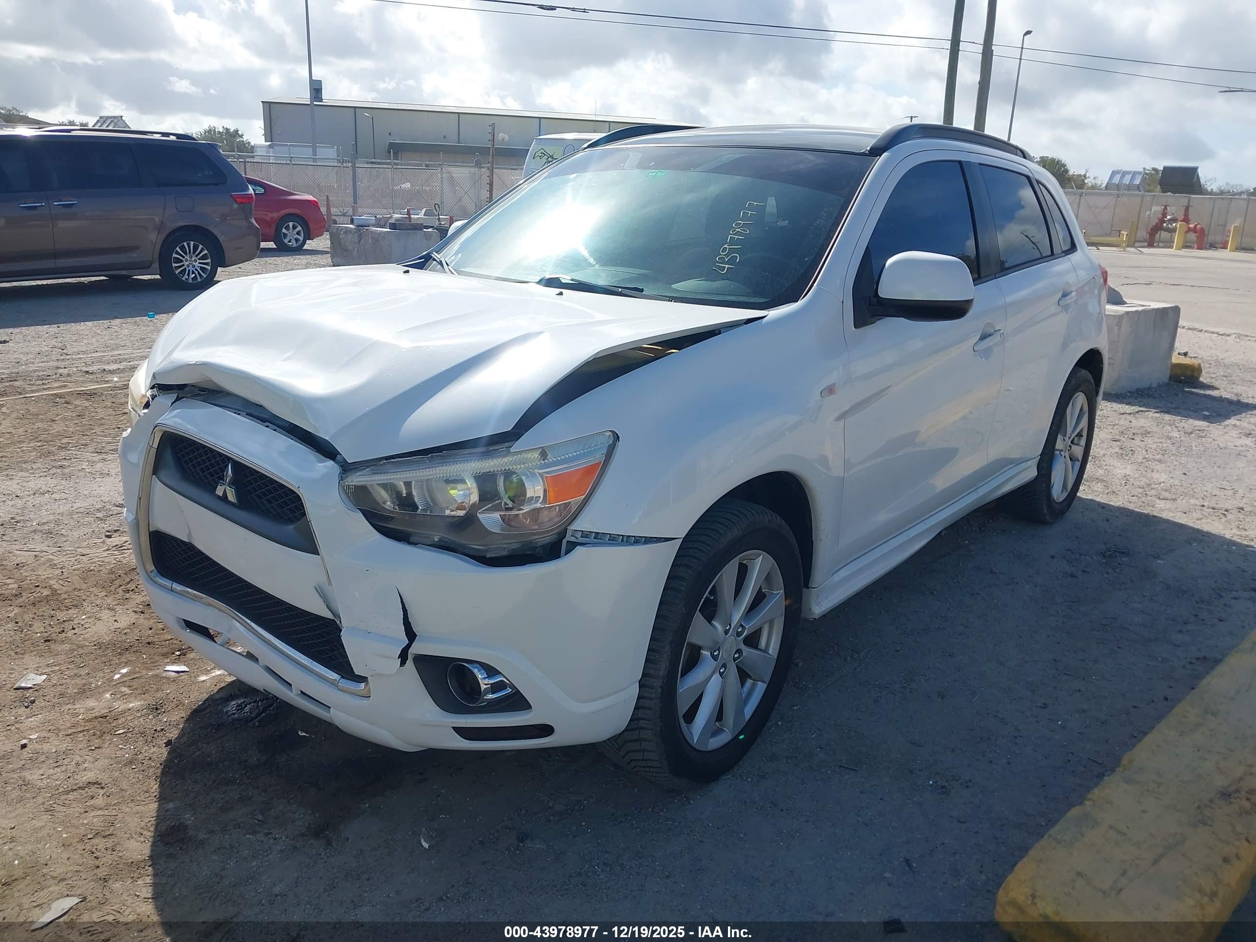 MITSUBISHI OUTLANDER image 2