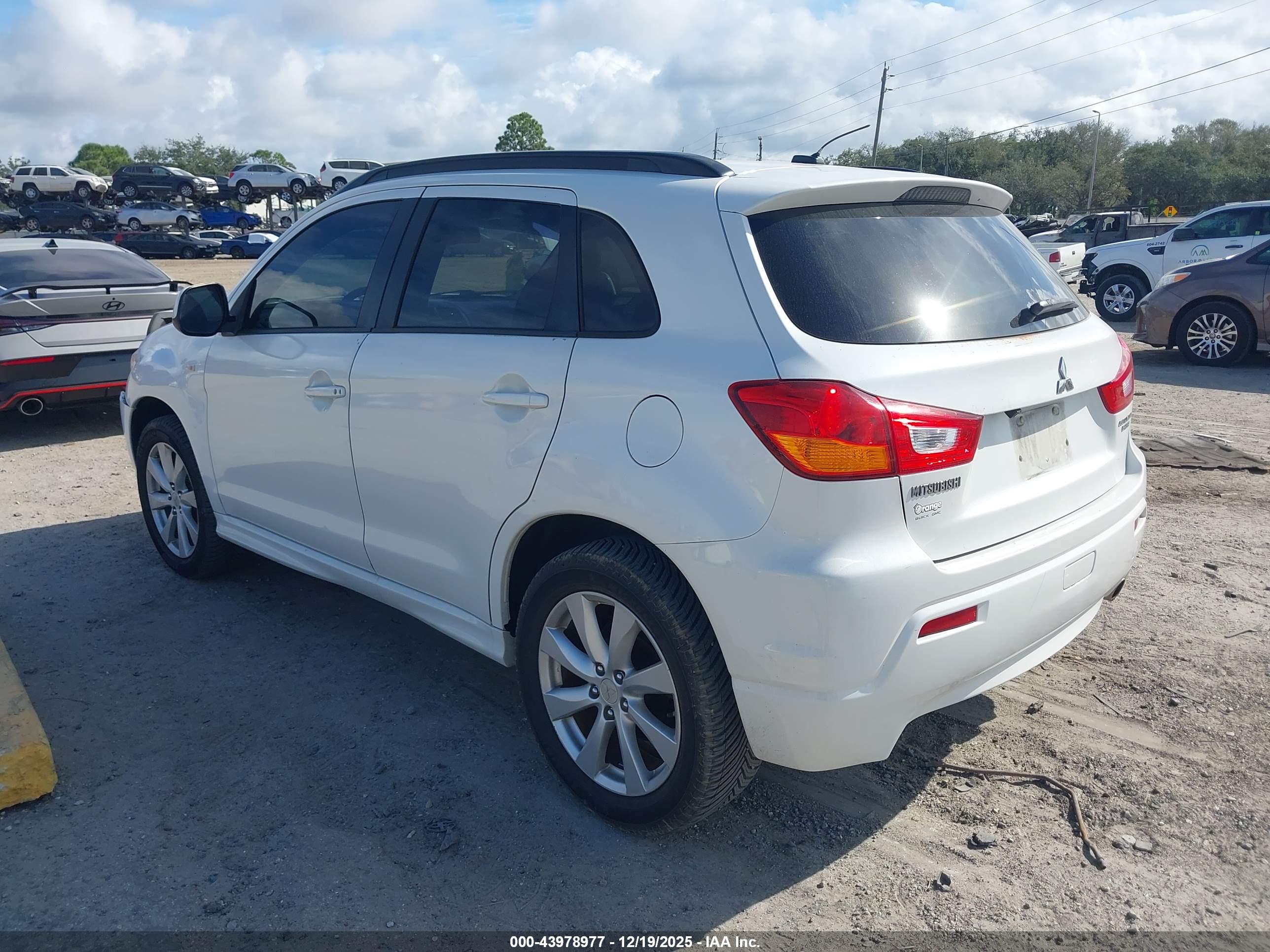 MITSUBISHI OUTLANDER image 3