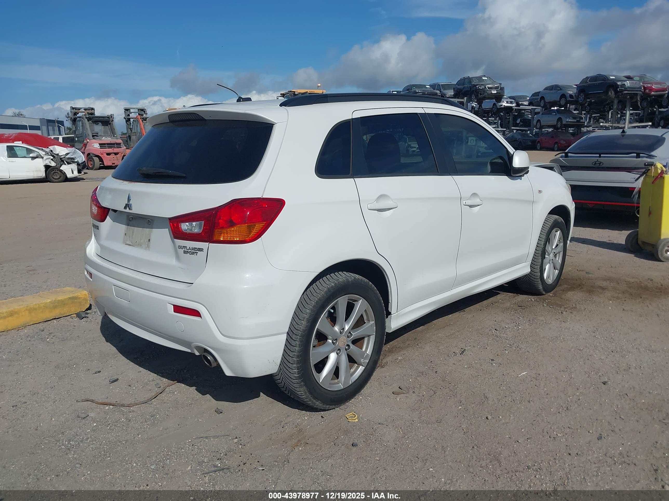 MITSUBISHI OUTLANDER image 4