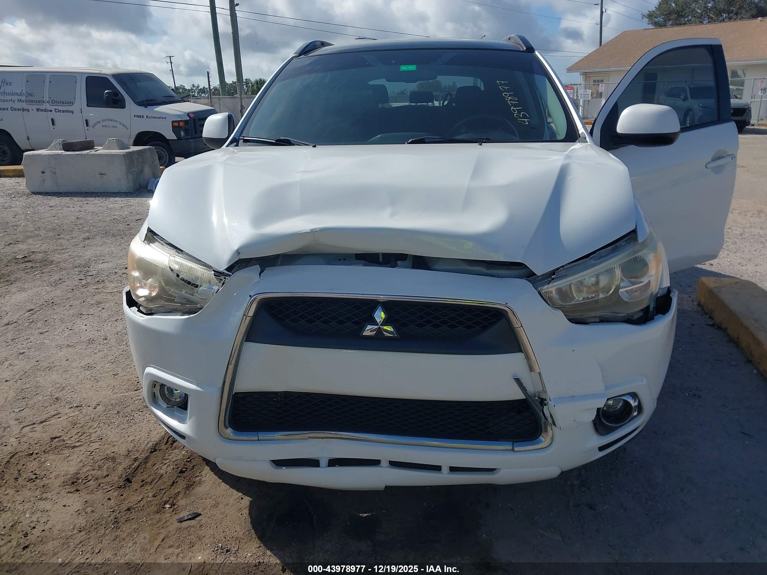 MITSUBISHI OUTLANDER image 6
