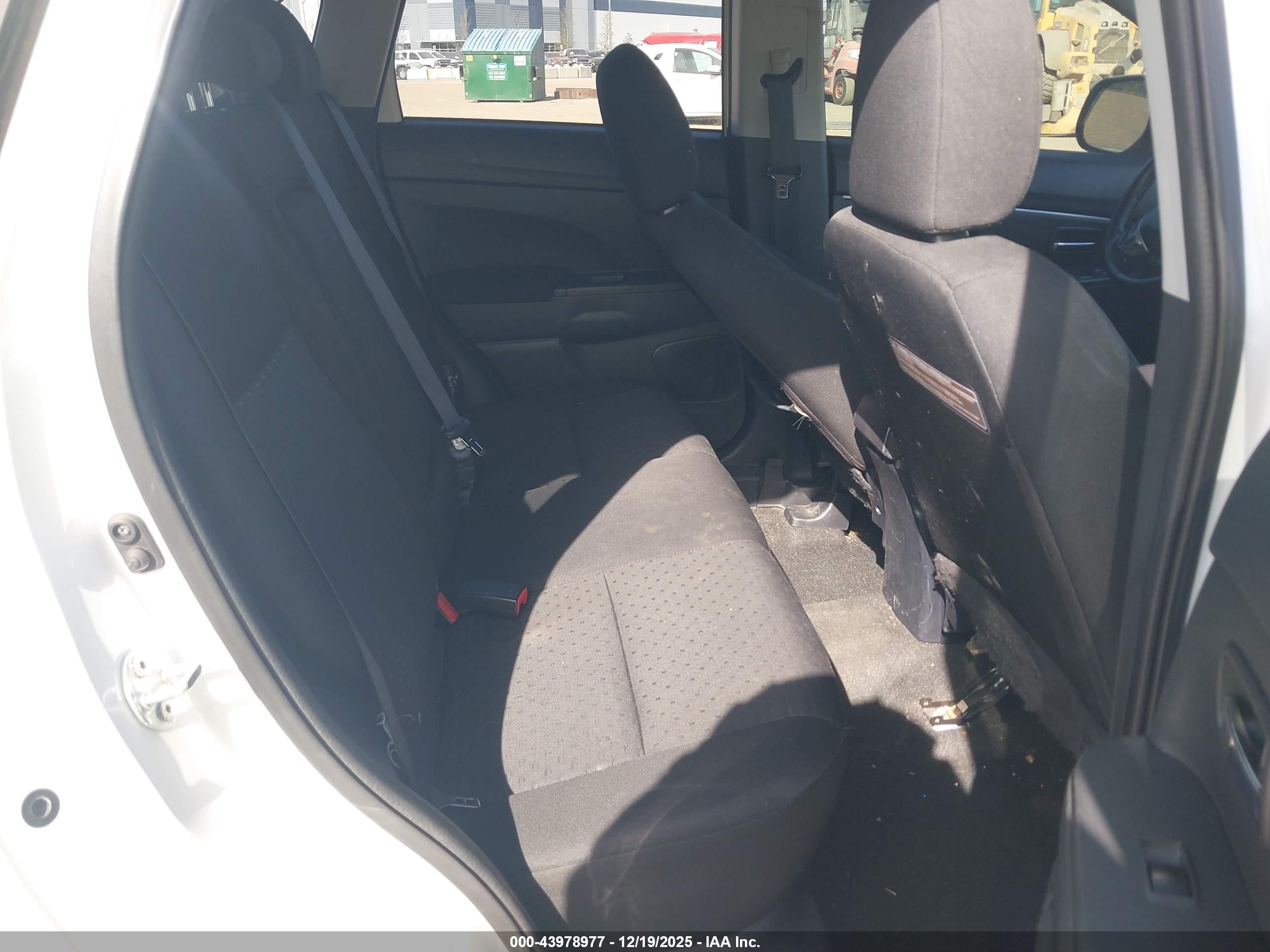 MITSUBISHI OUTLANDER image 8