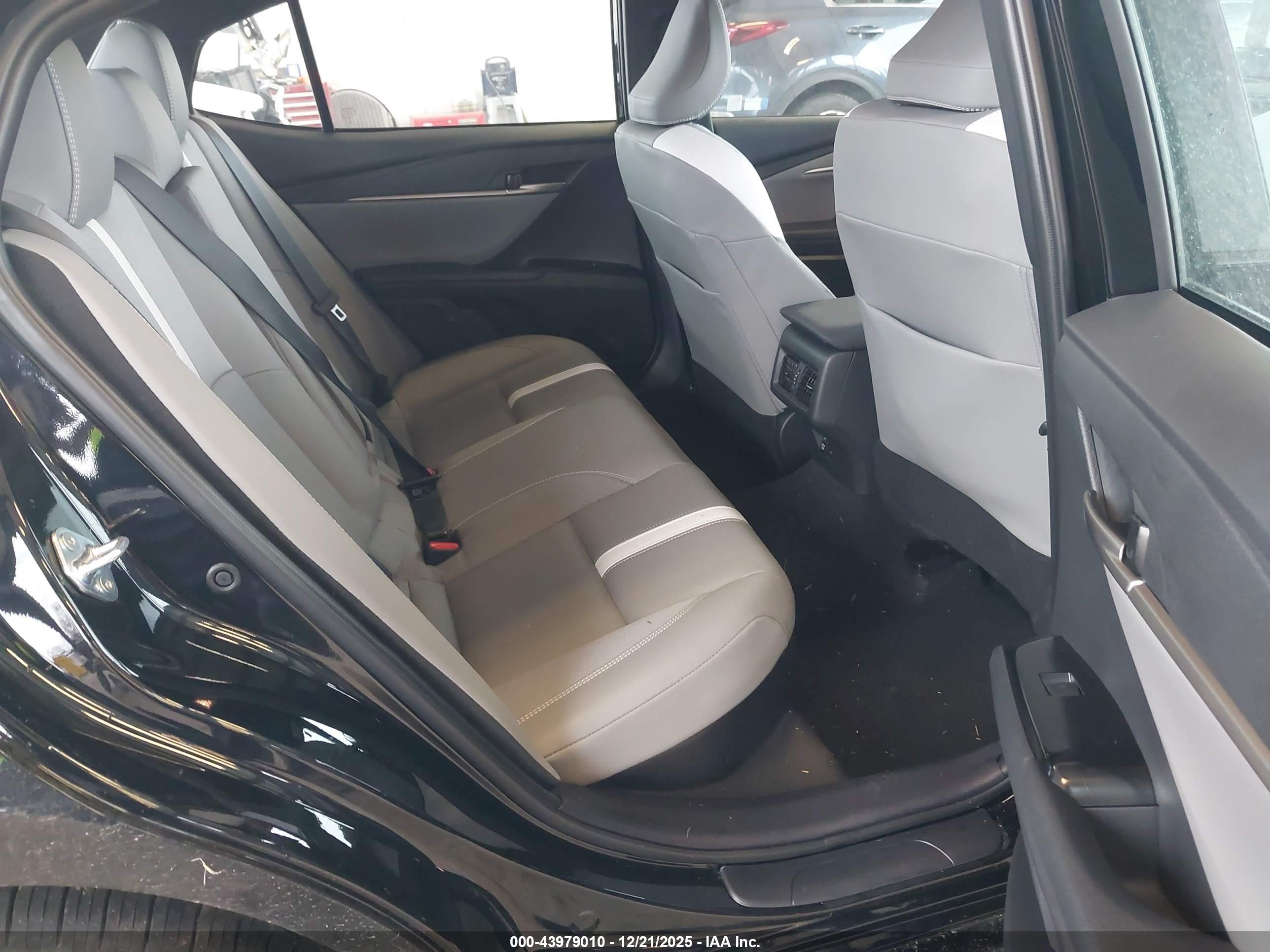 TOYOTA CAMRY image 8