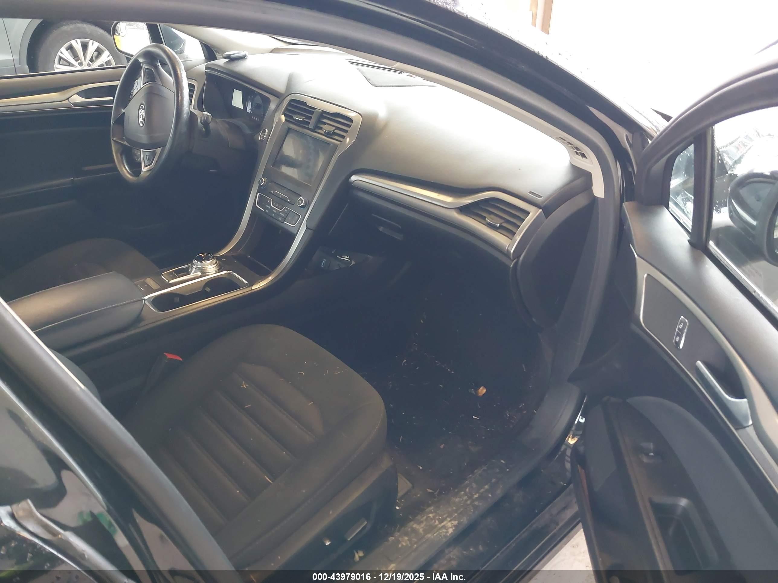 FORD FUSION image 5