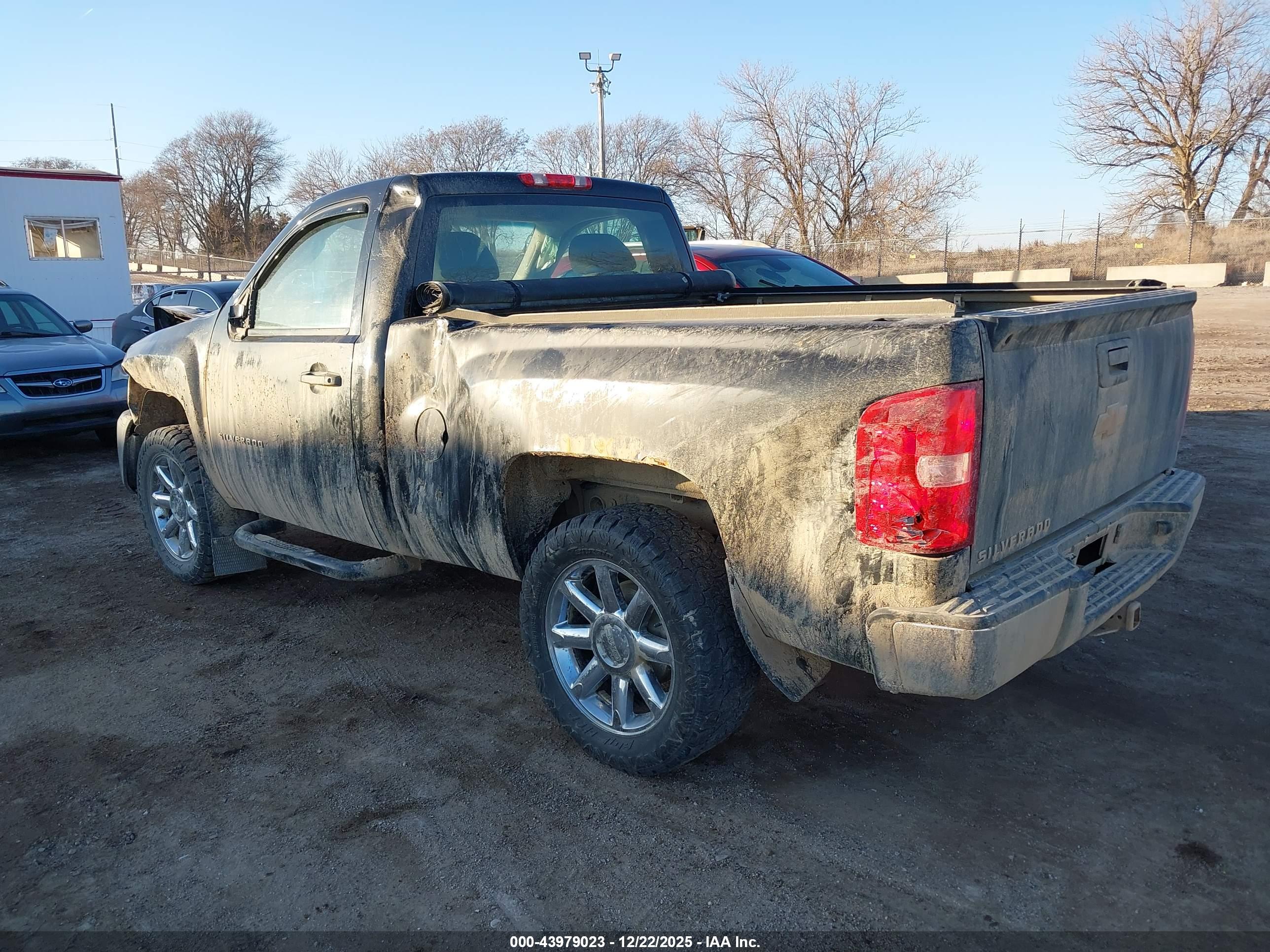 CHEVROLET SILVERADO image 3