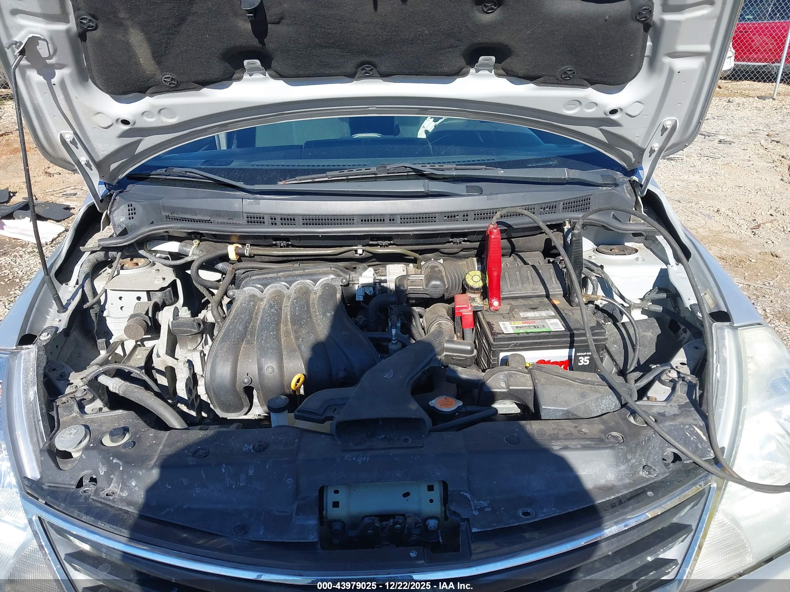 NISSAN VERSA image 10