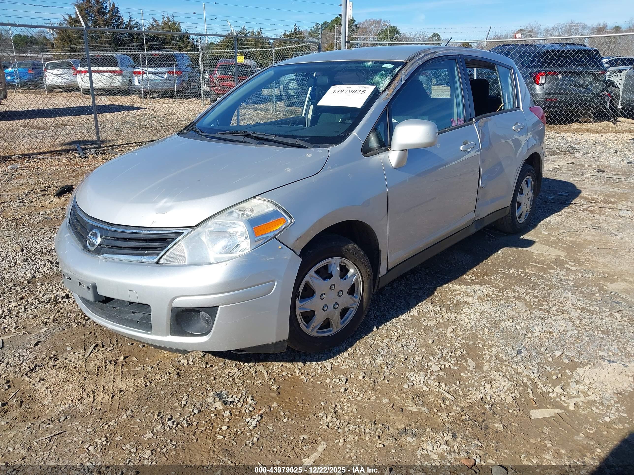 NISSAN VERSA image 2