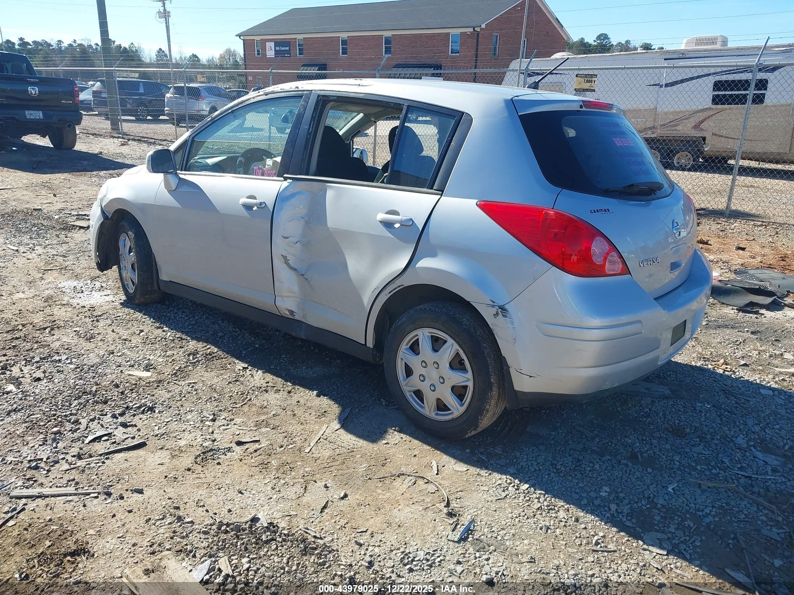 NISSAN VERSA image 3