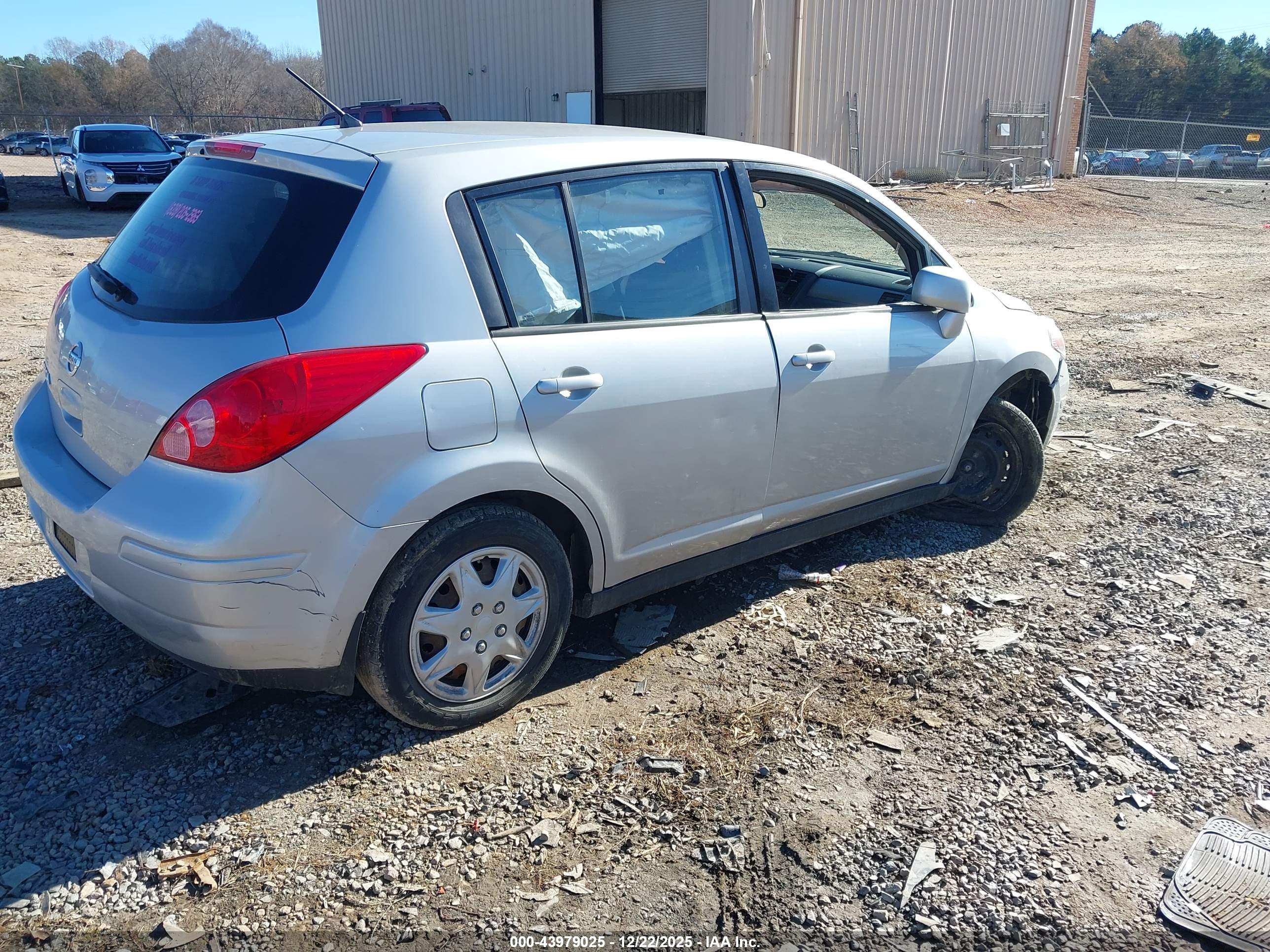 NISSAN VERSA image 4