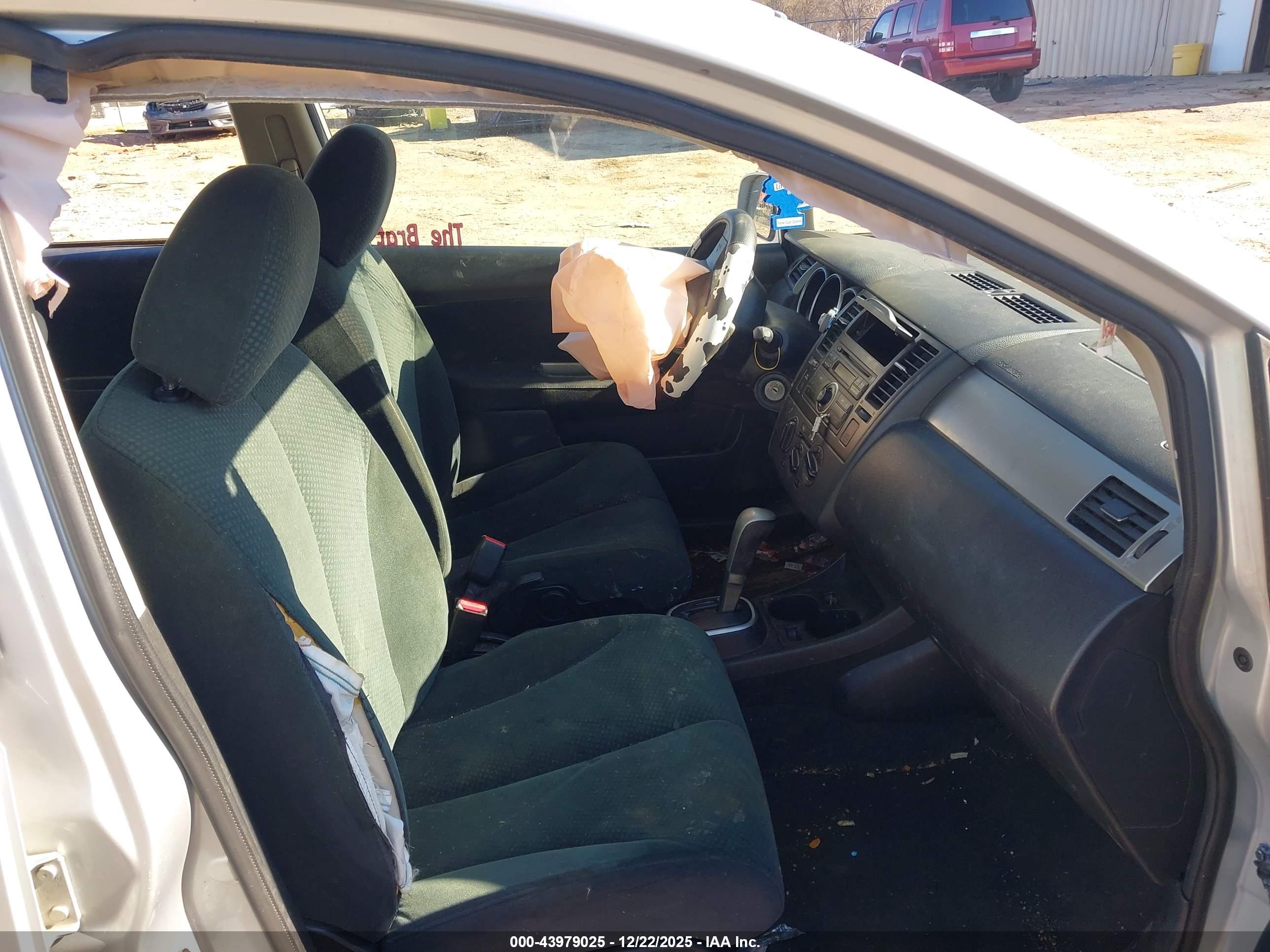 NISSAN VERSA image 5