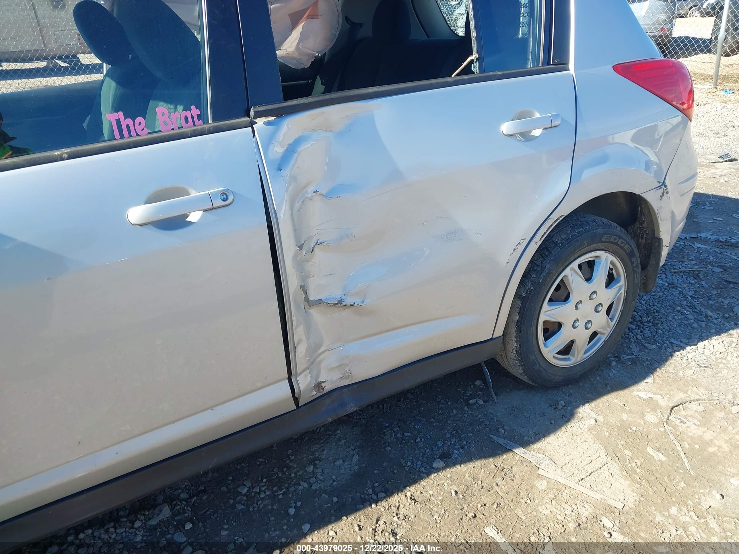 NISSAN VERSA image 6
