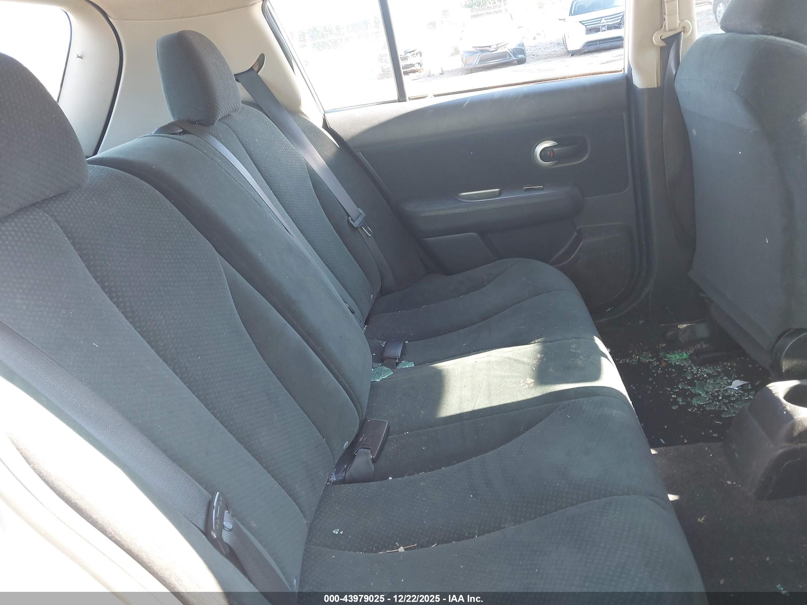 NISSAN VERSA image 8