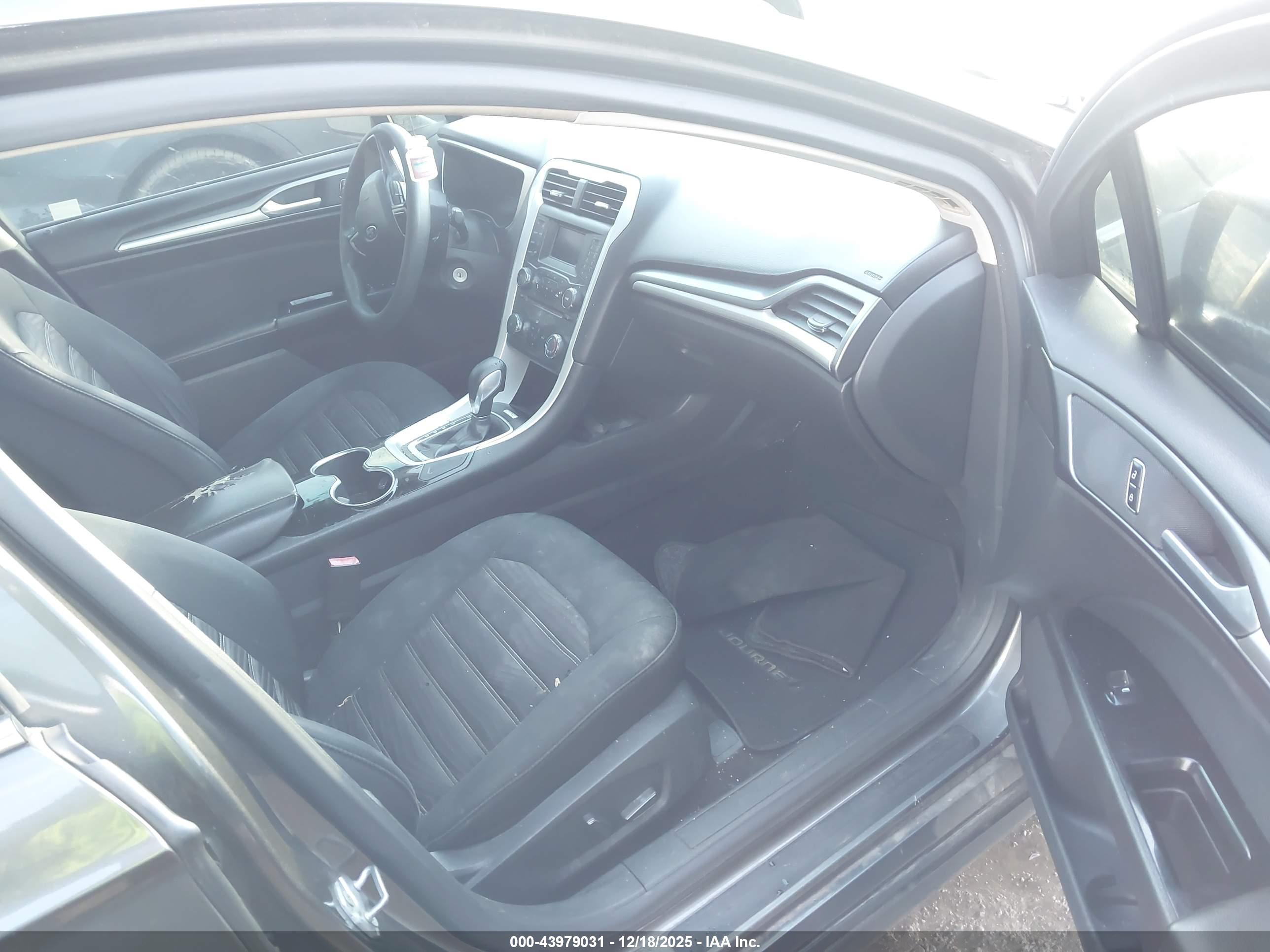 FORD FUSION image 5