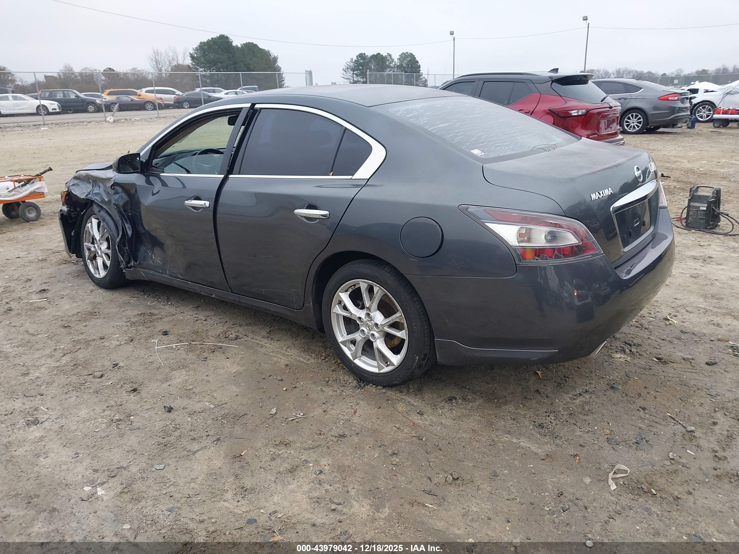 NISSAN MAXIMA image 3