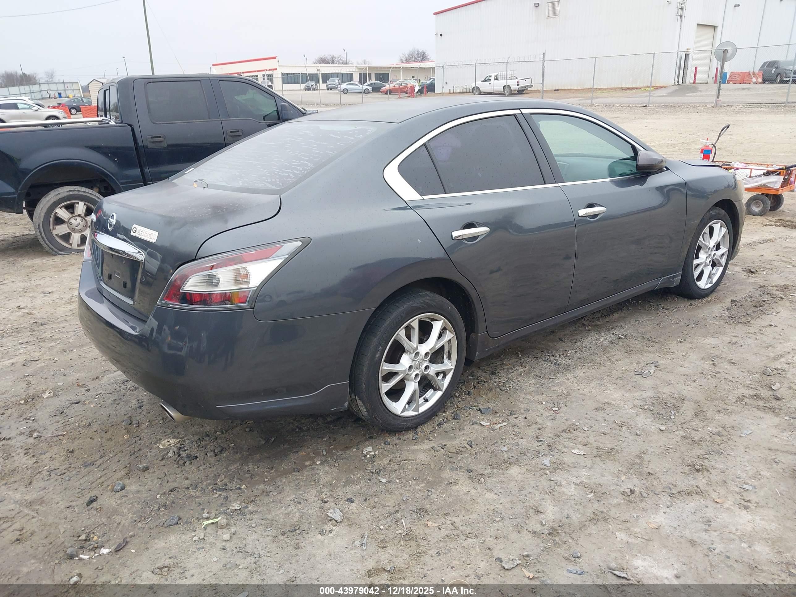 NISSAN MAXIMA image 4