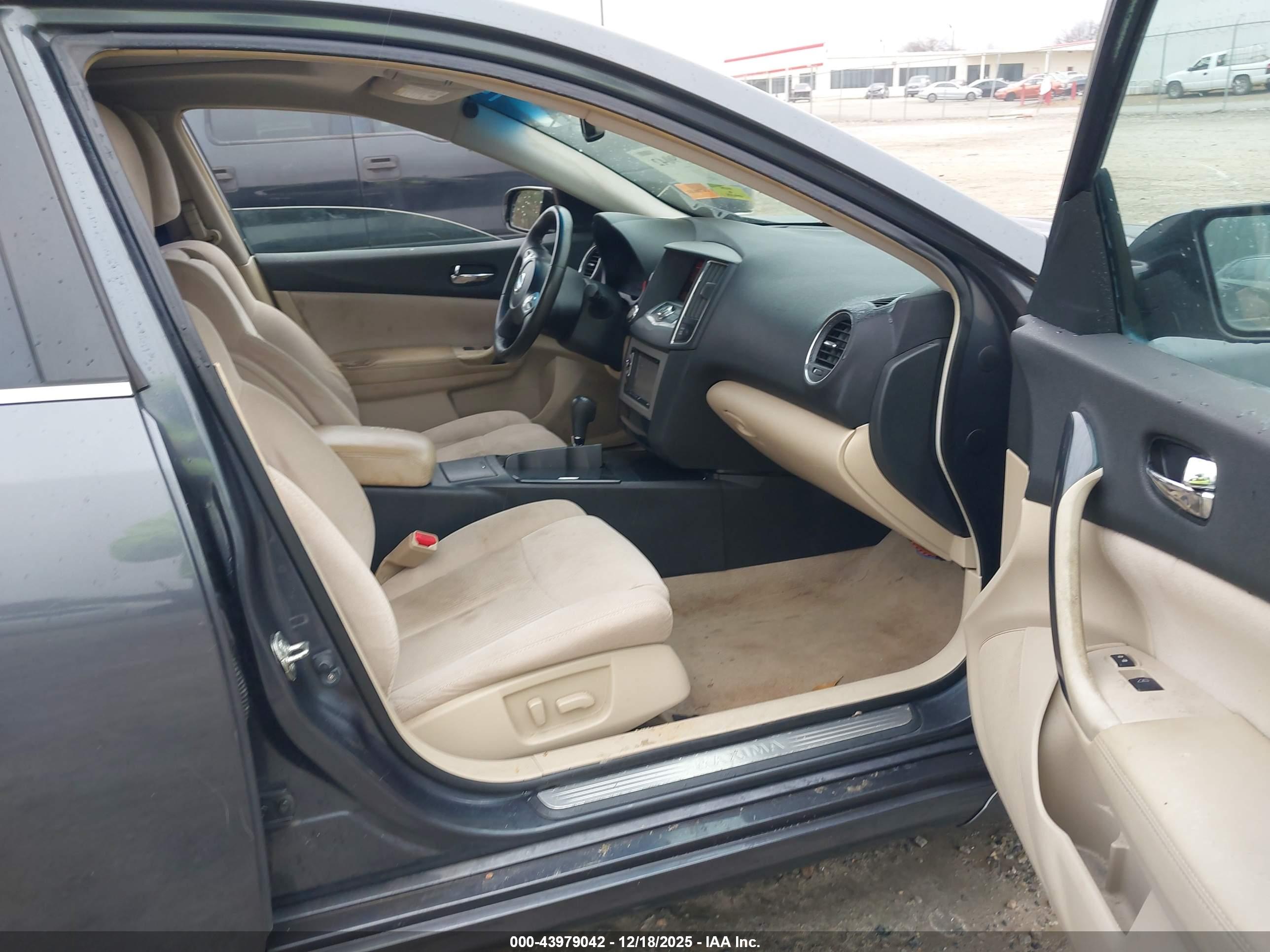 NISSAN MAXIMA image 5