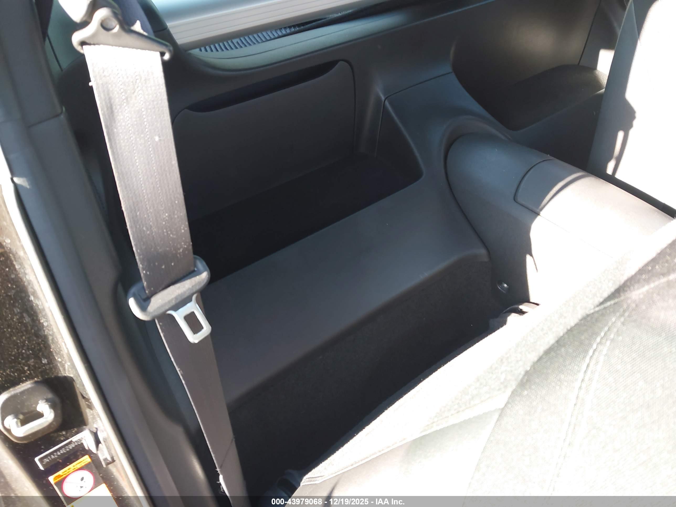 NISSAN 370Z image 8