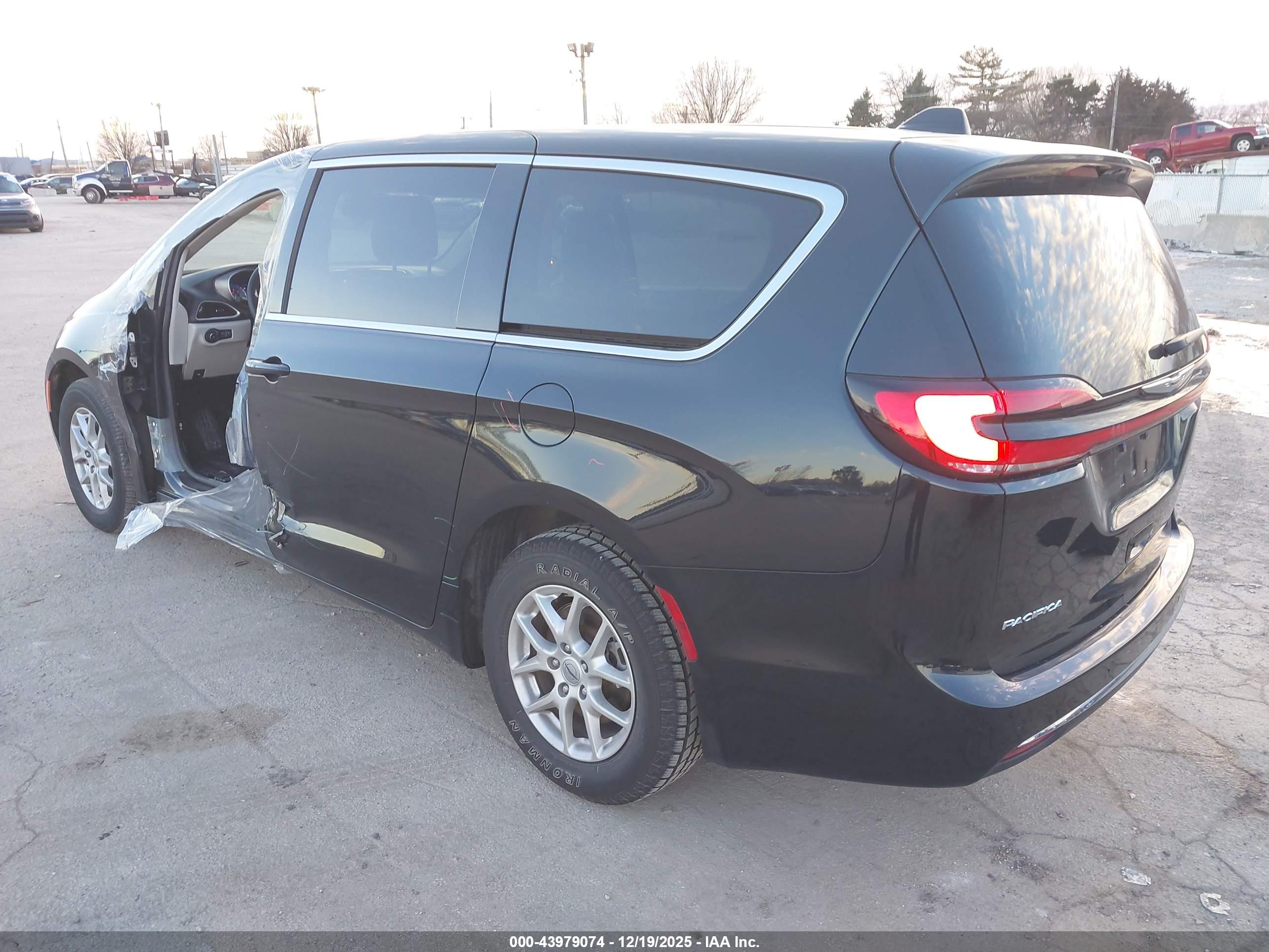 CHRYSLER PACIFICA image 3
