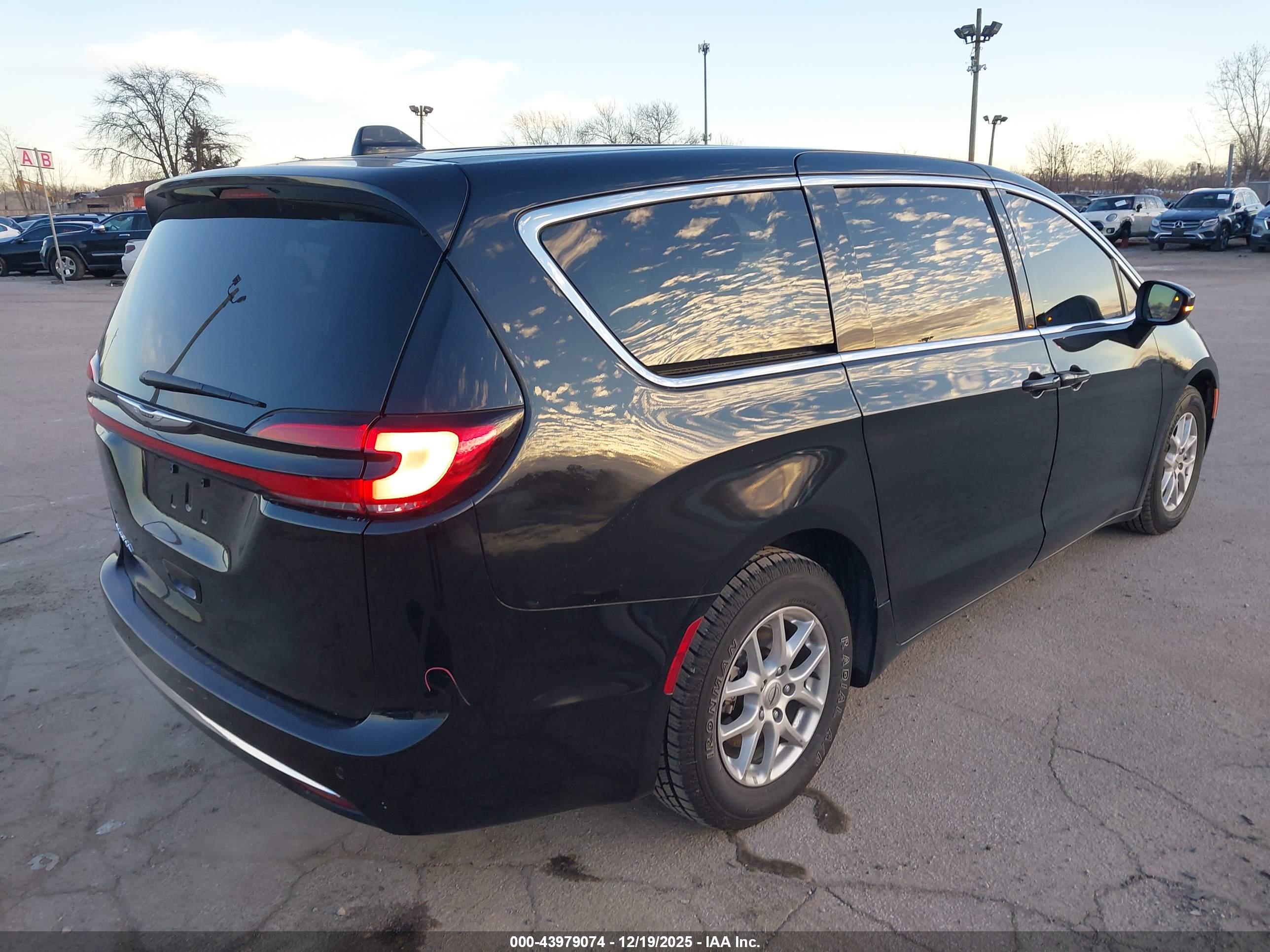 CHRYSLER PACIFICA image 4