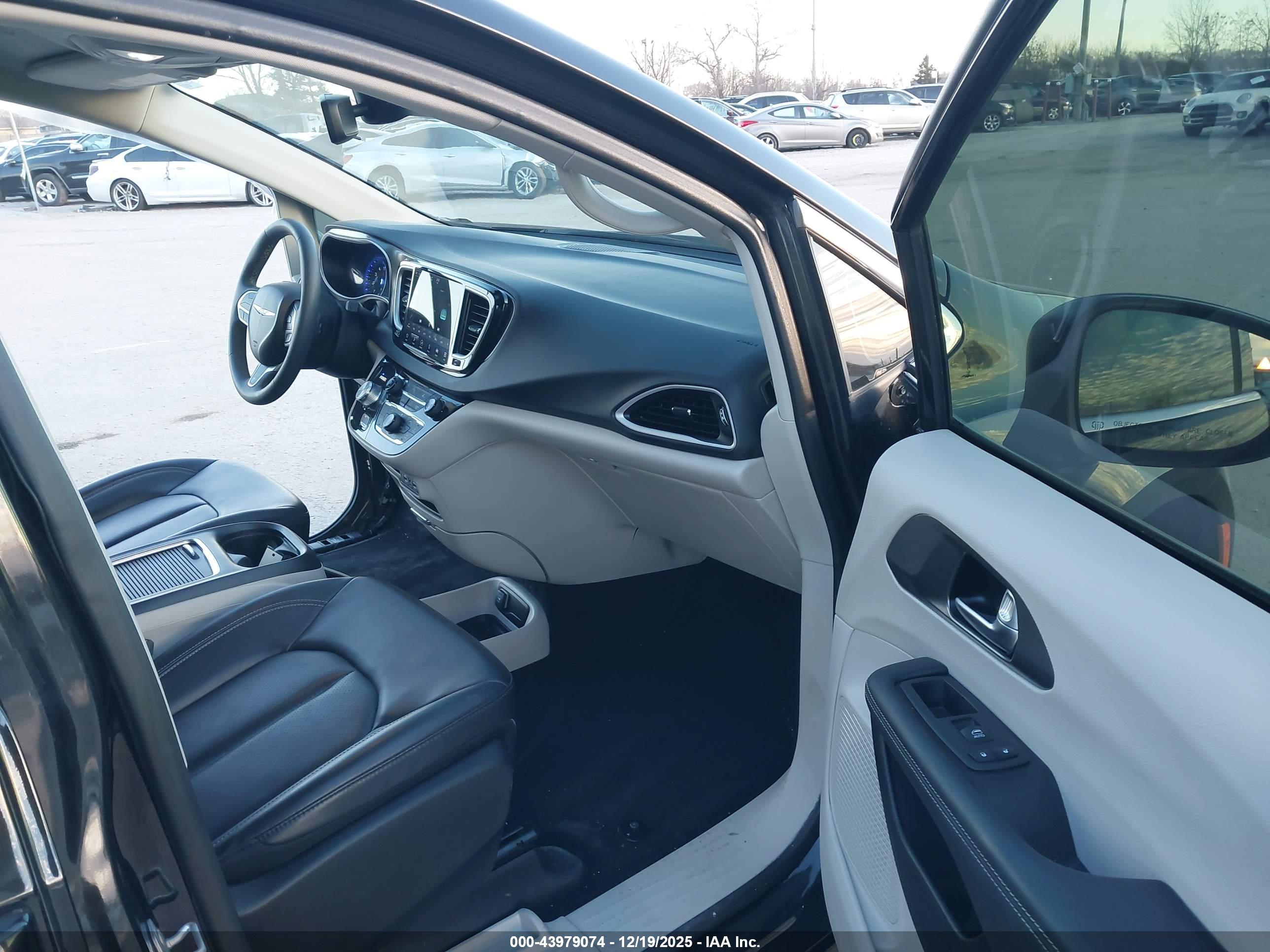 CHRYSLER PACIFICA image 5