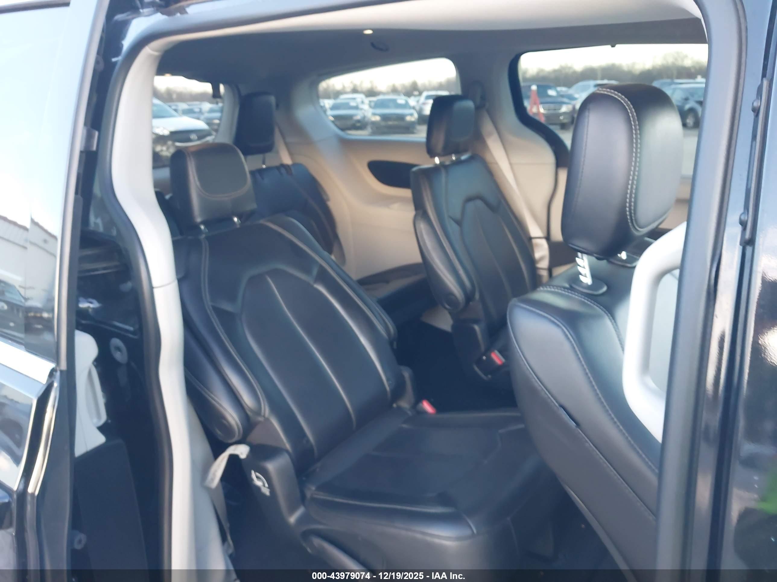 CHRYSLER PACIFICA image 8
