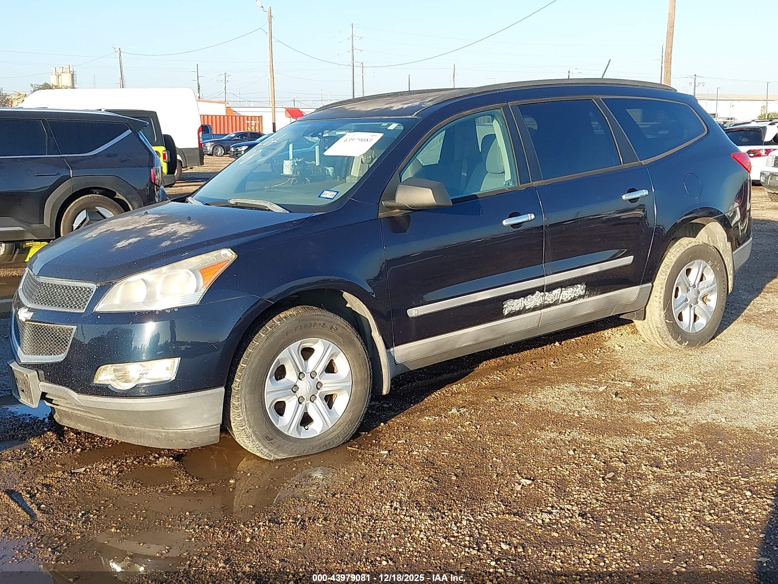CHEVROLET TRAVERSE image 2