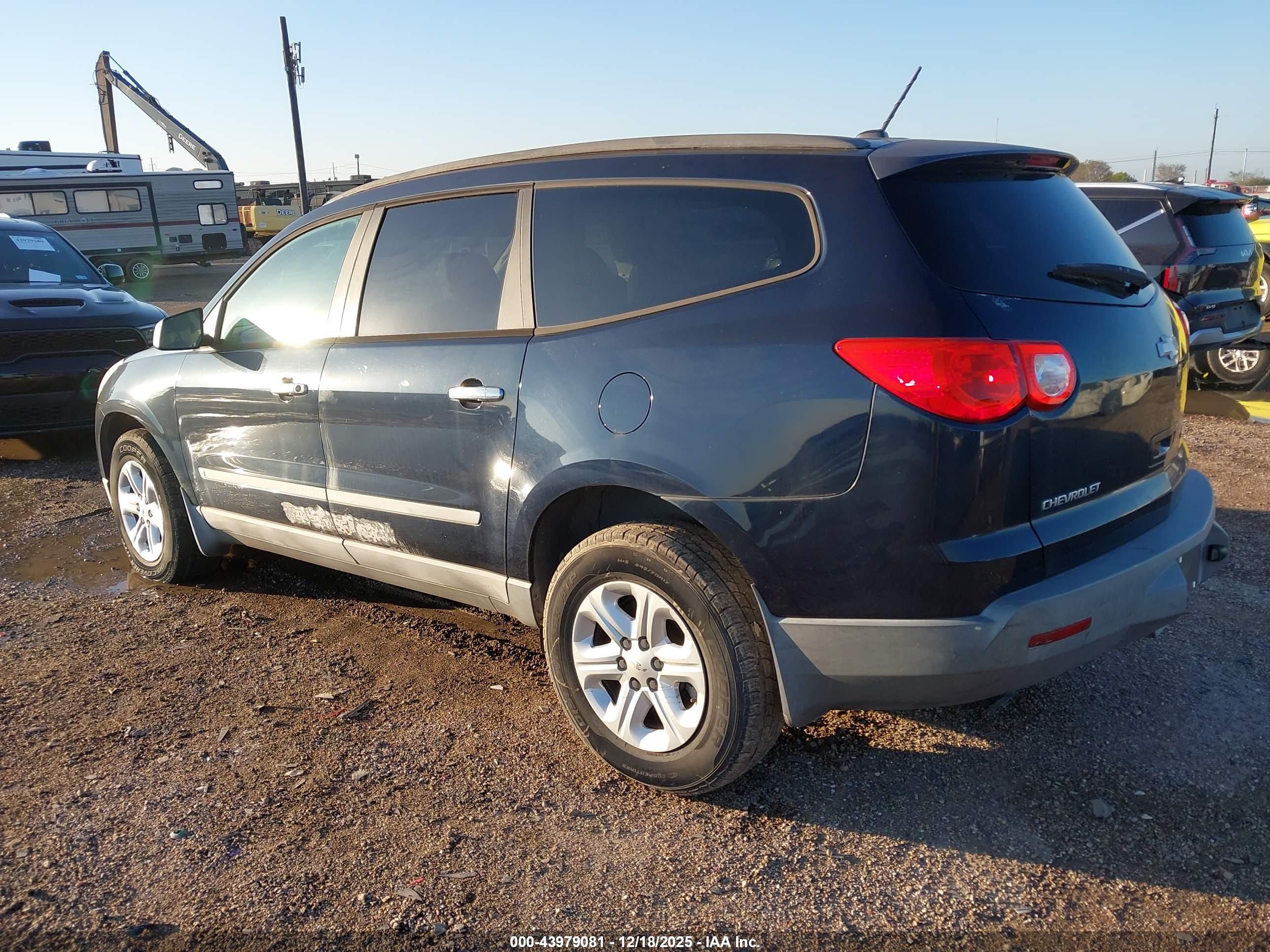 CHEVROLET TRAVERSE image 3
