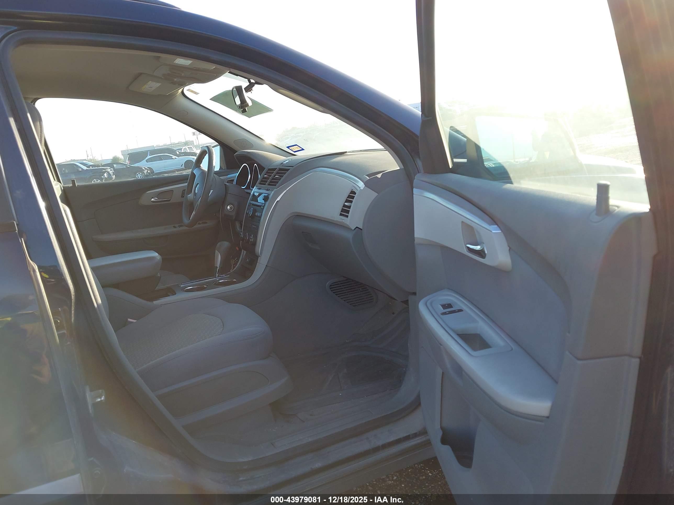 CHEVROLET TRAVERSE image 5