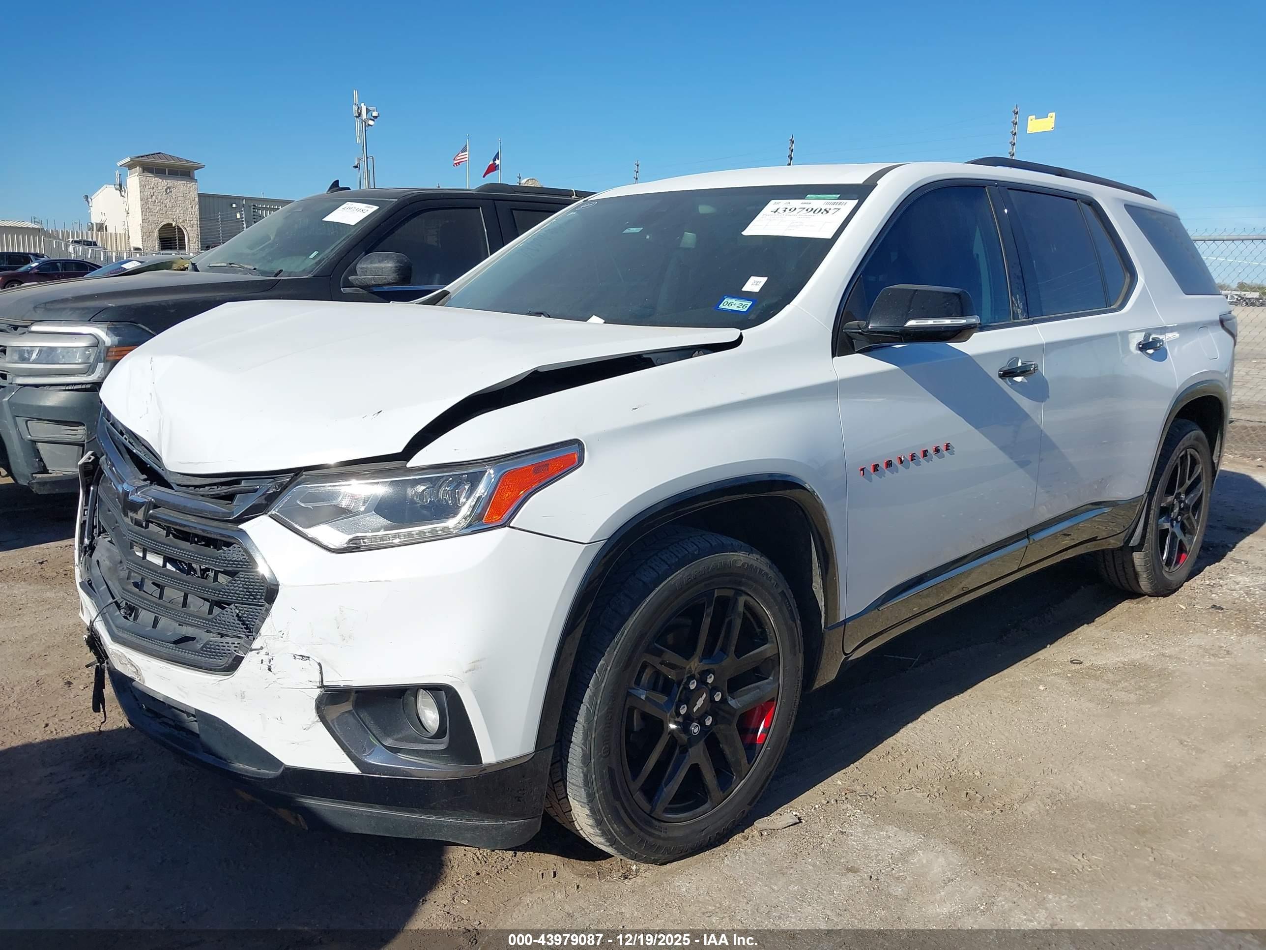 CHEVROLET TRAVERSE image 2