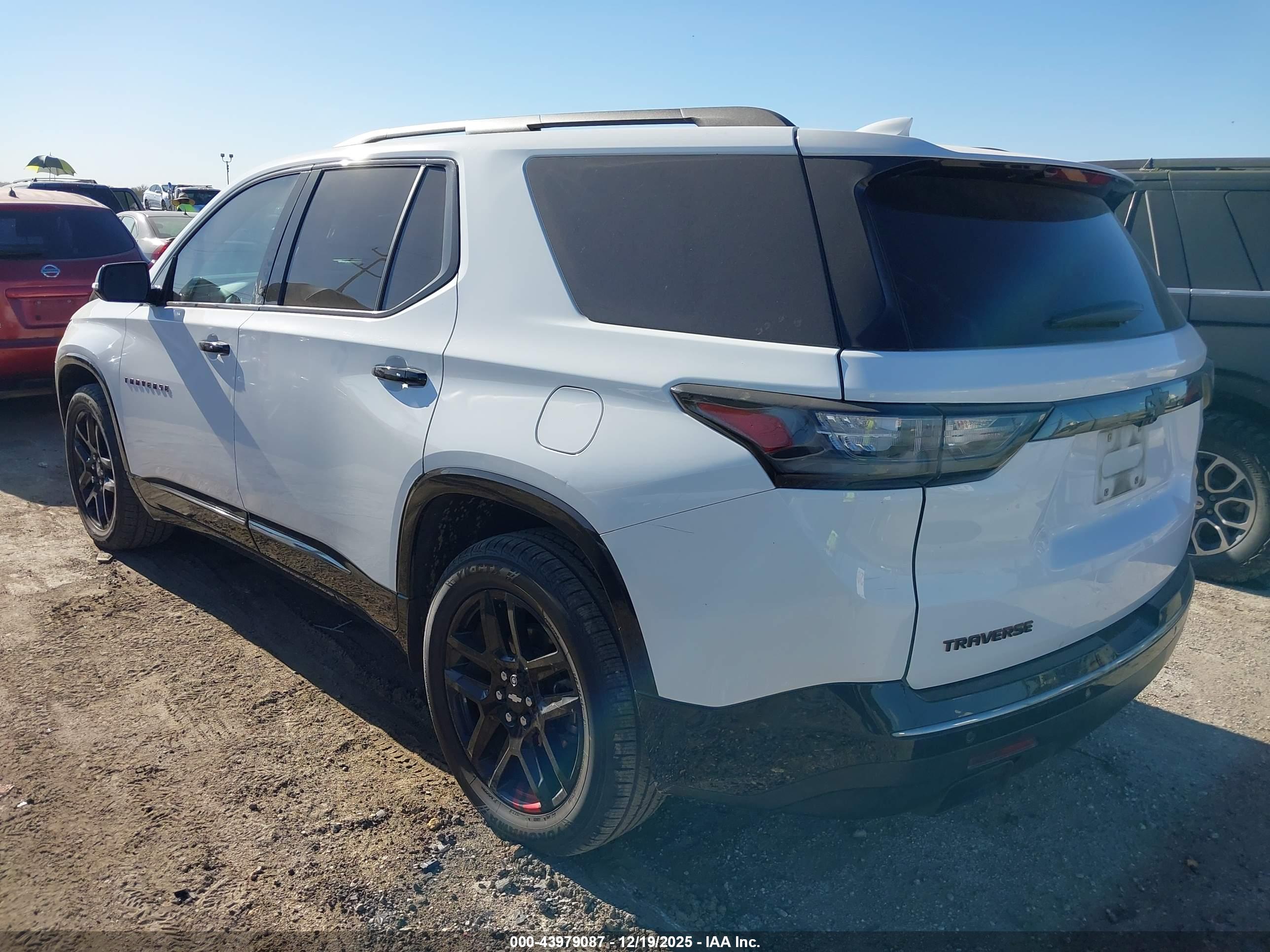 CHEVROLET TRAVERSE image 3