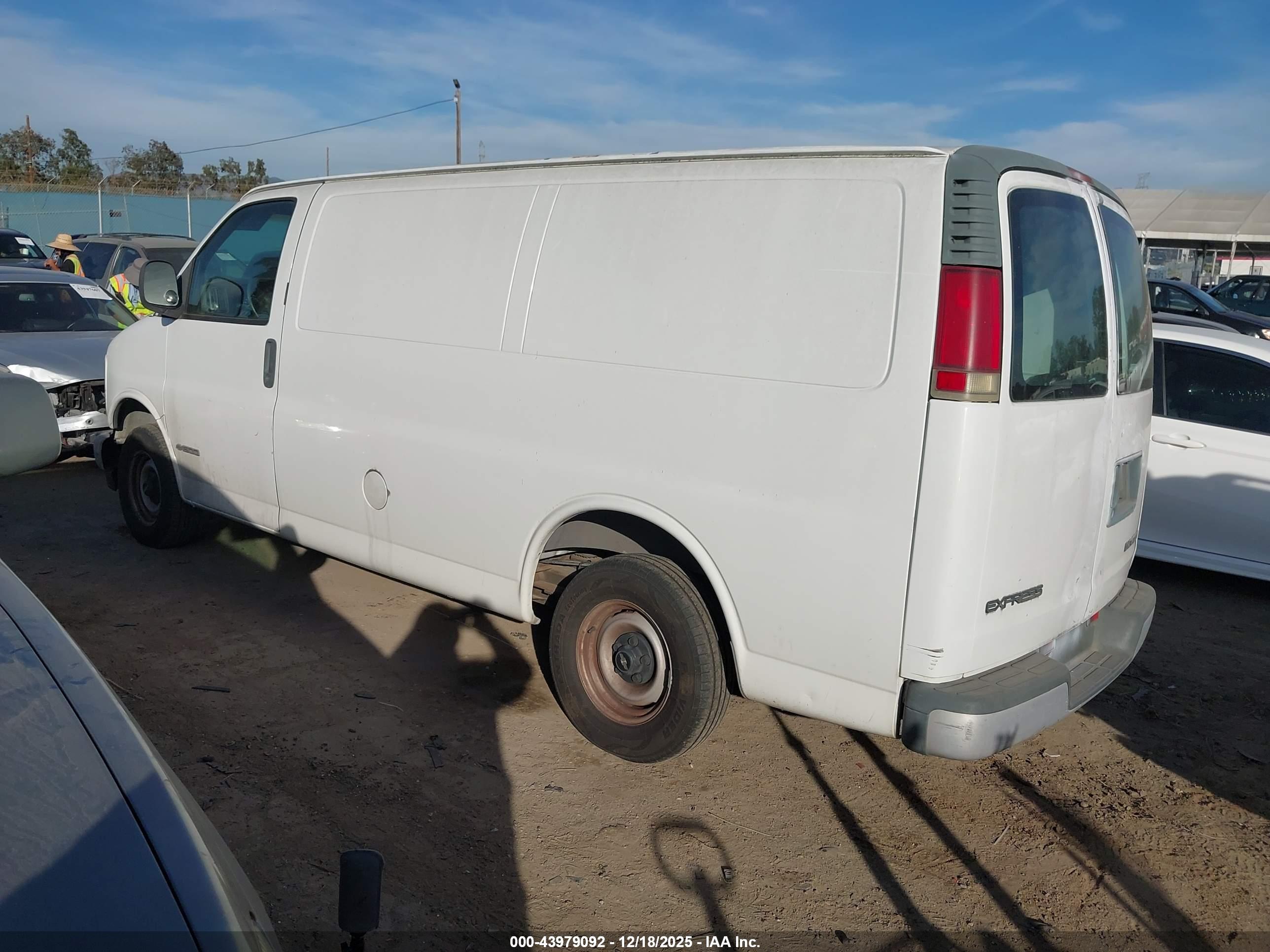 CHEVROLET EXPRESS image 3
