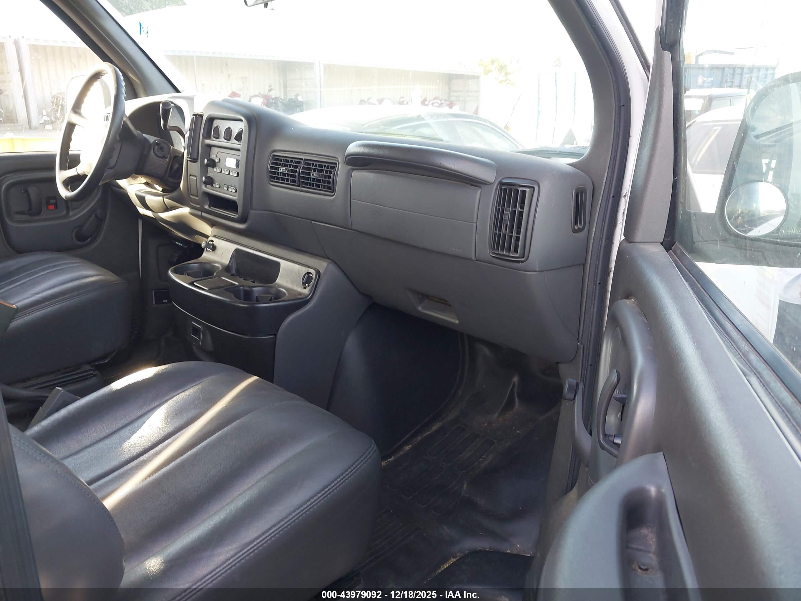 CHEVROLET EXPRESS image 5