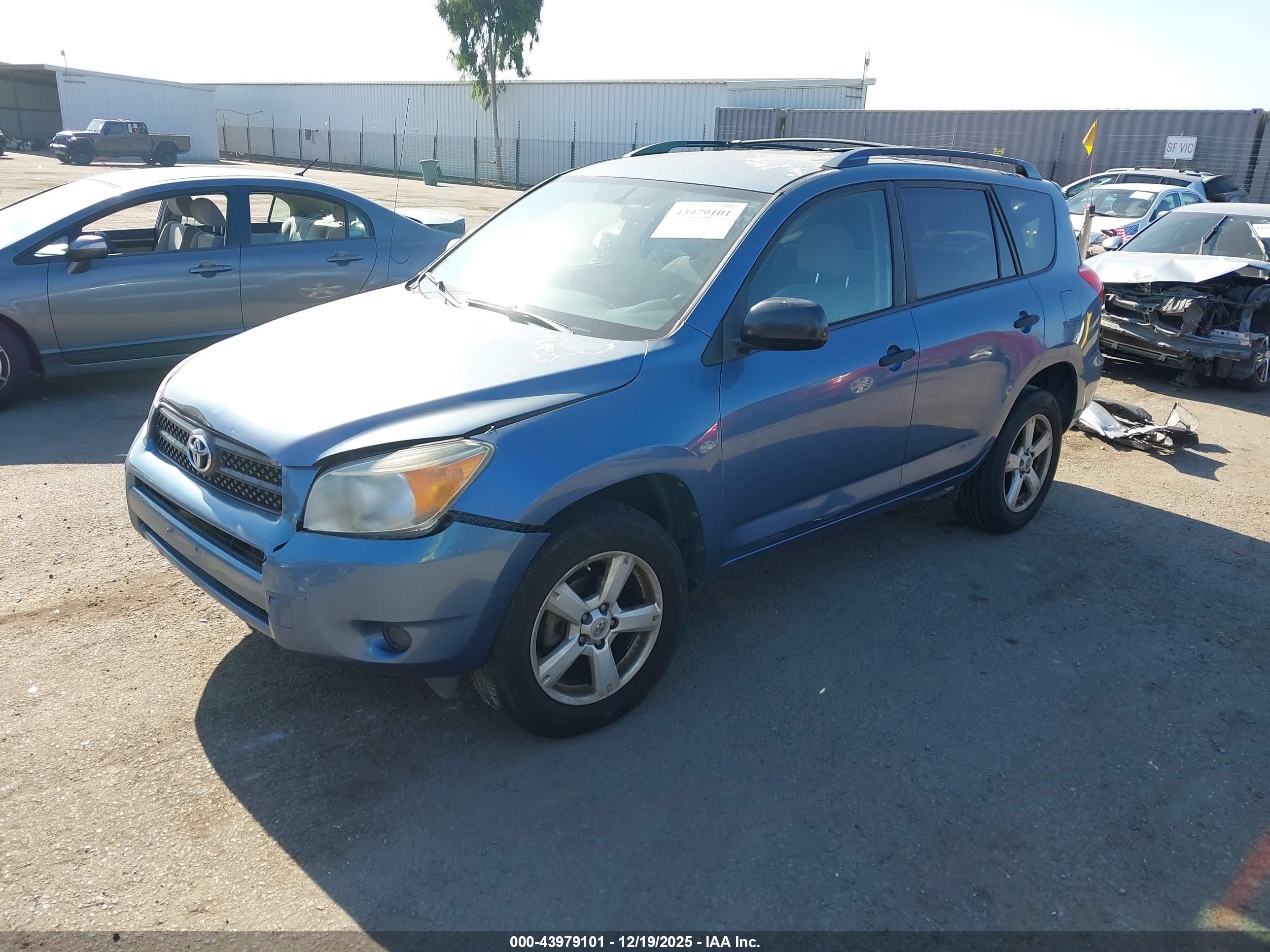 TOYOTA RAV4 image 2