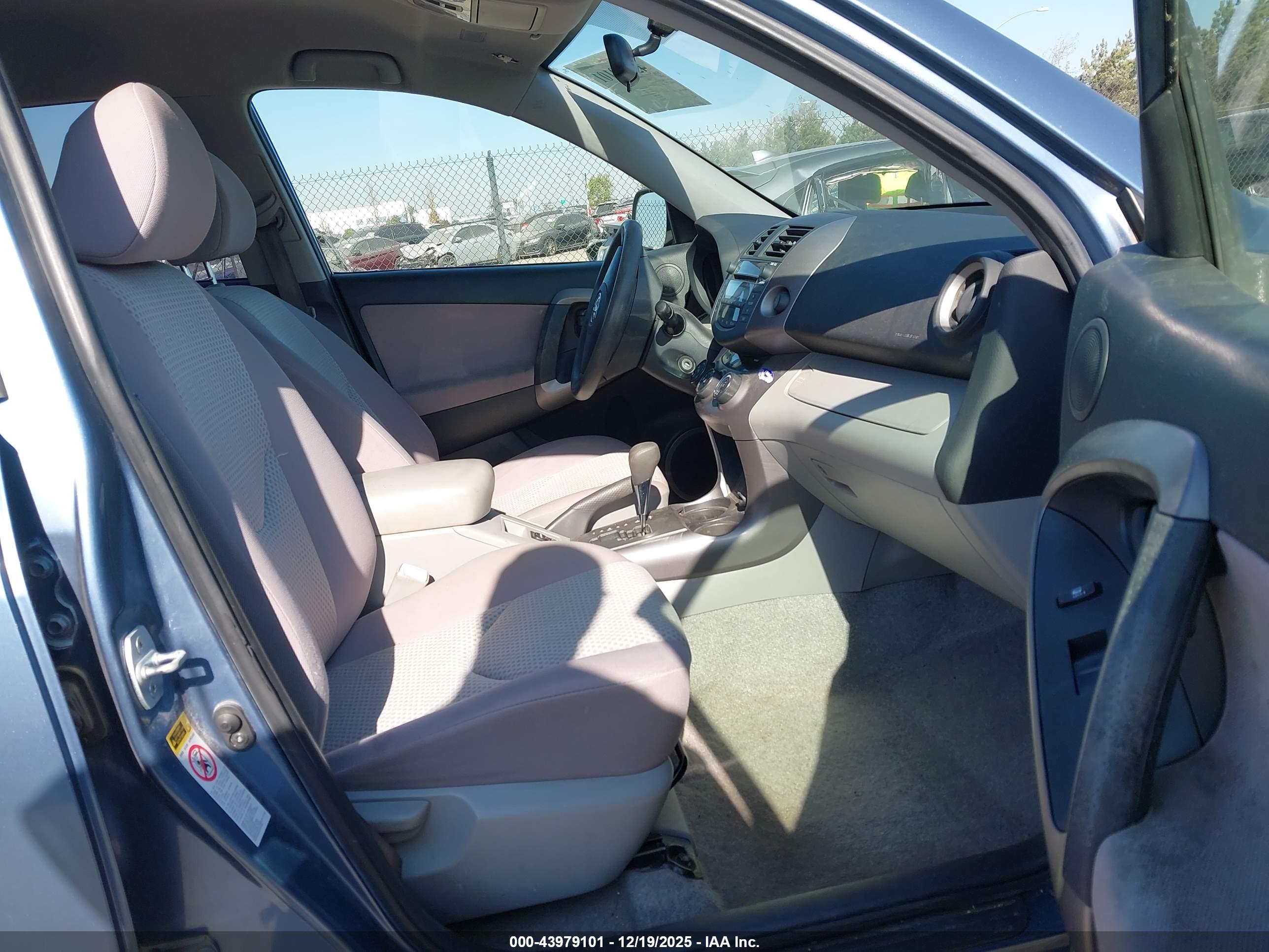 TOYOTA RAV4 image 5