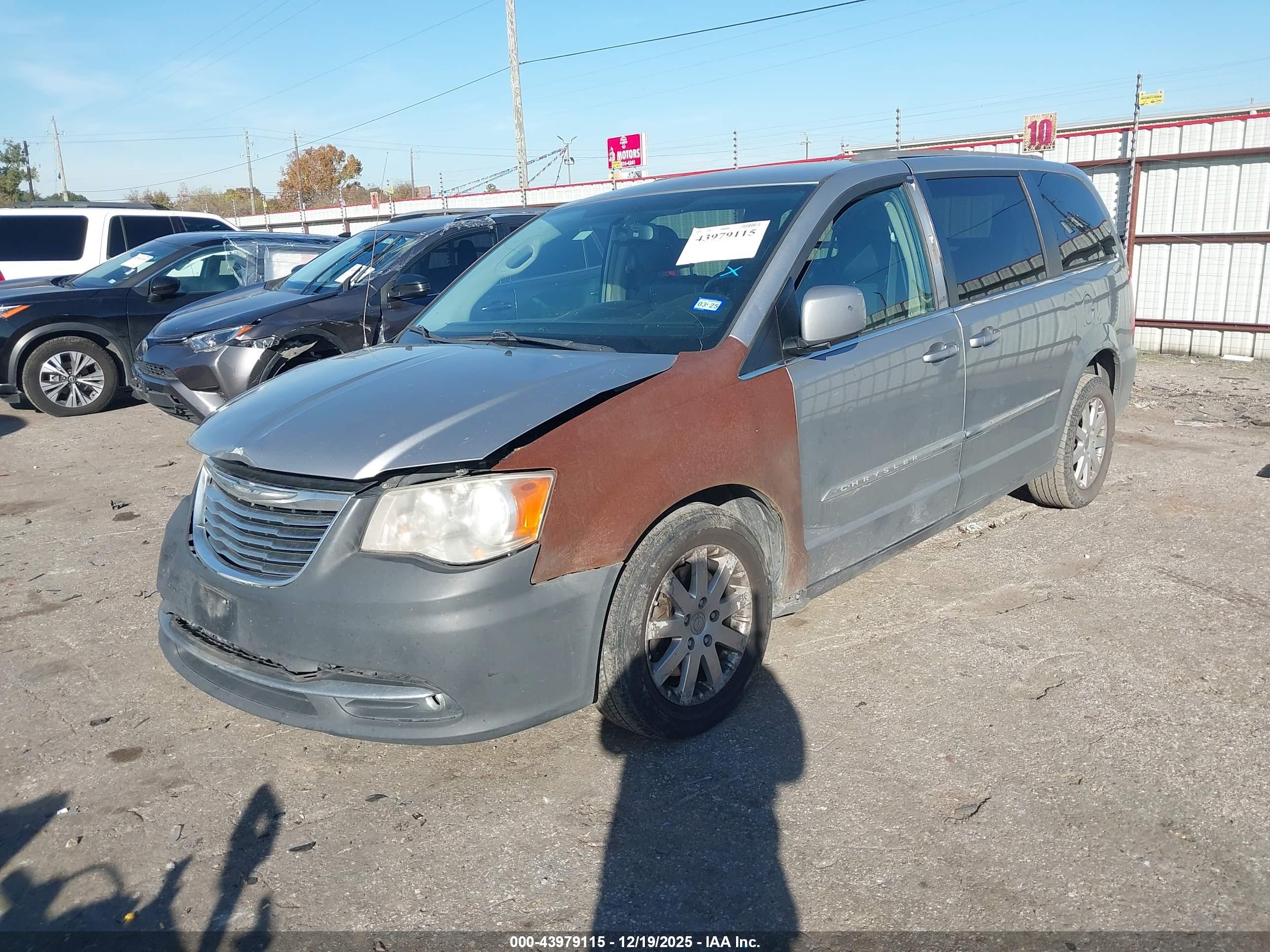 CHRYSLER TOWN image 2