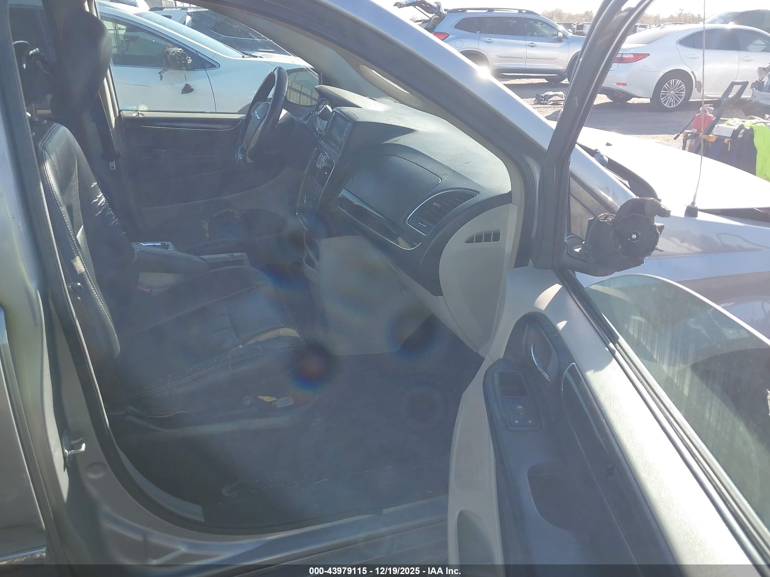 CHRYSLER TOWN image 5