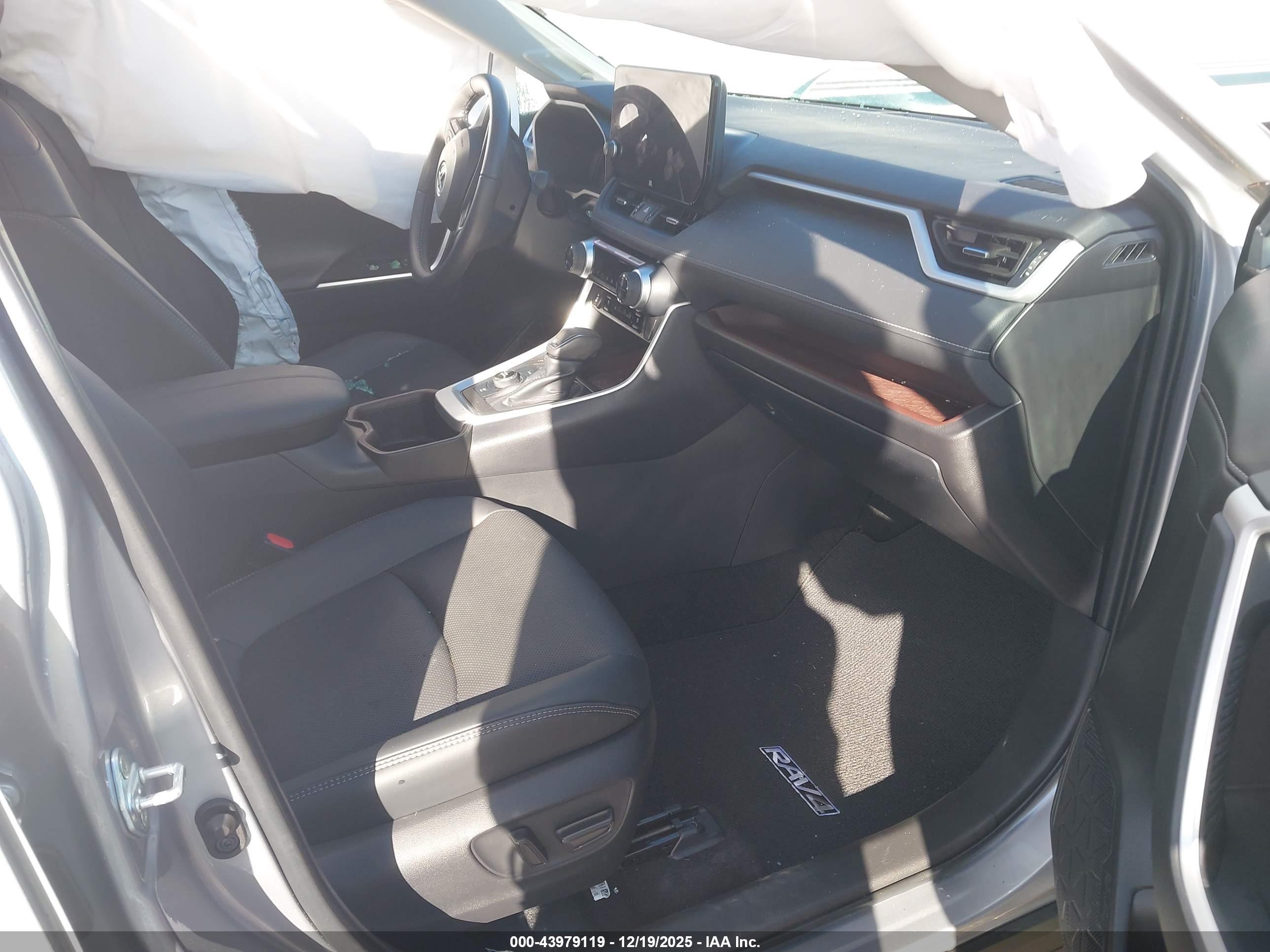 TOYOTA RAV4 image 5