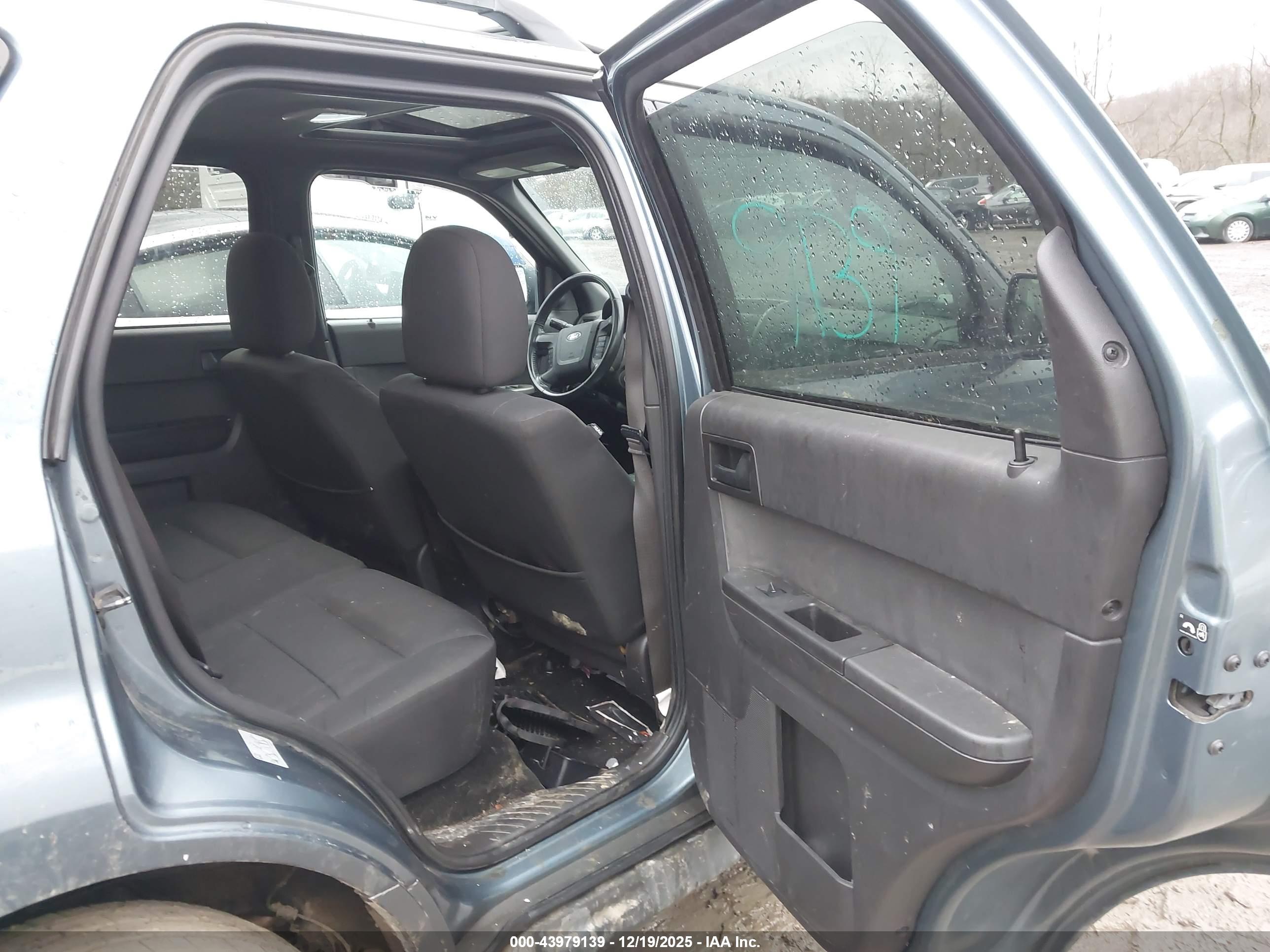 FORD ESCAPE image 8
