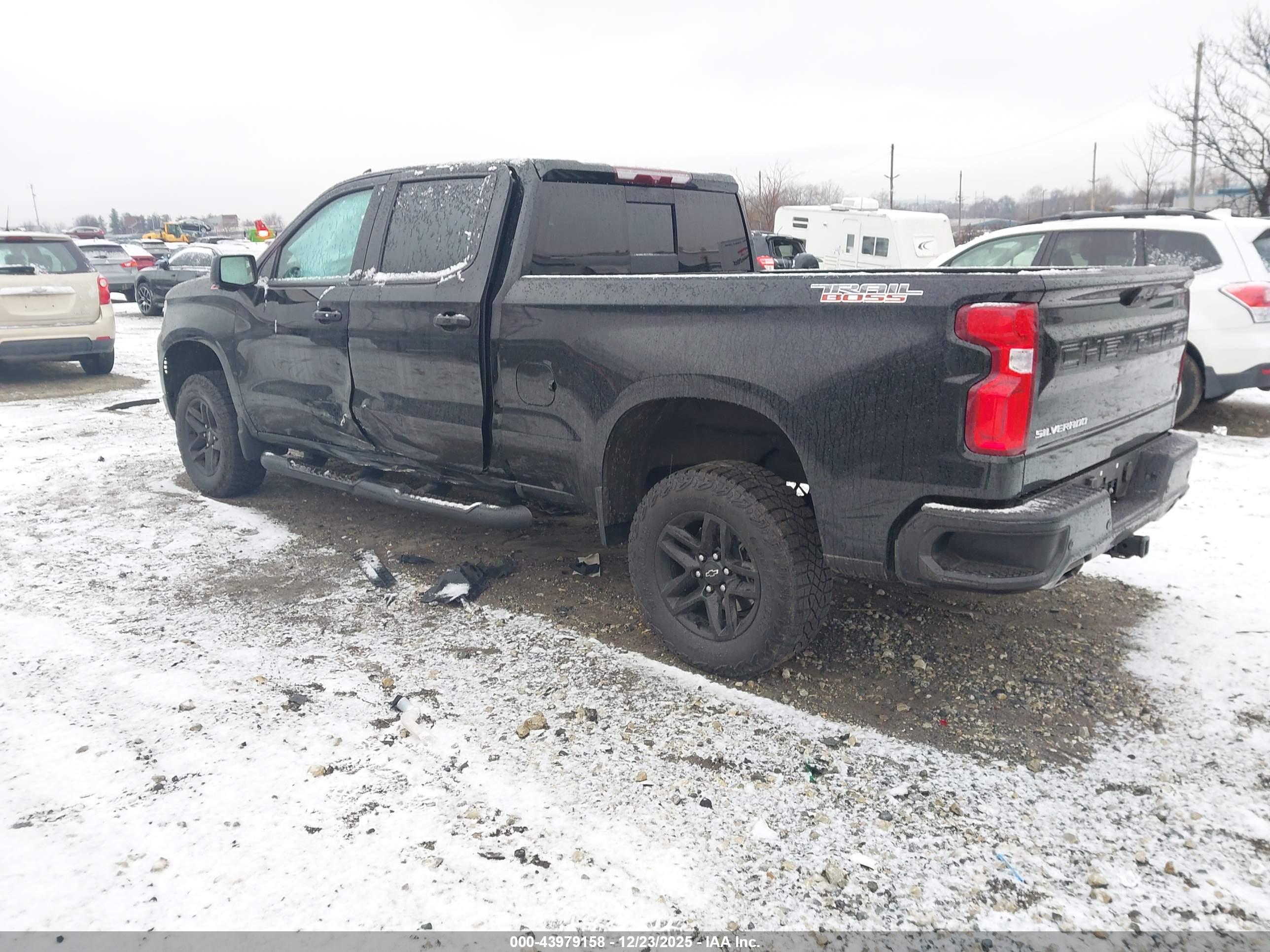 CHEVROLET SILVERADO image 3