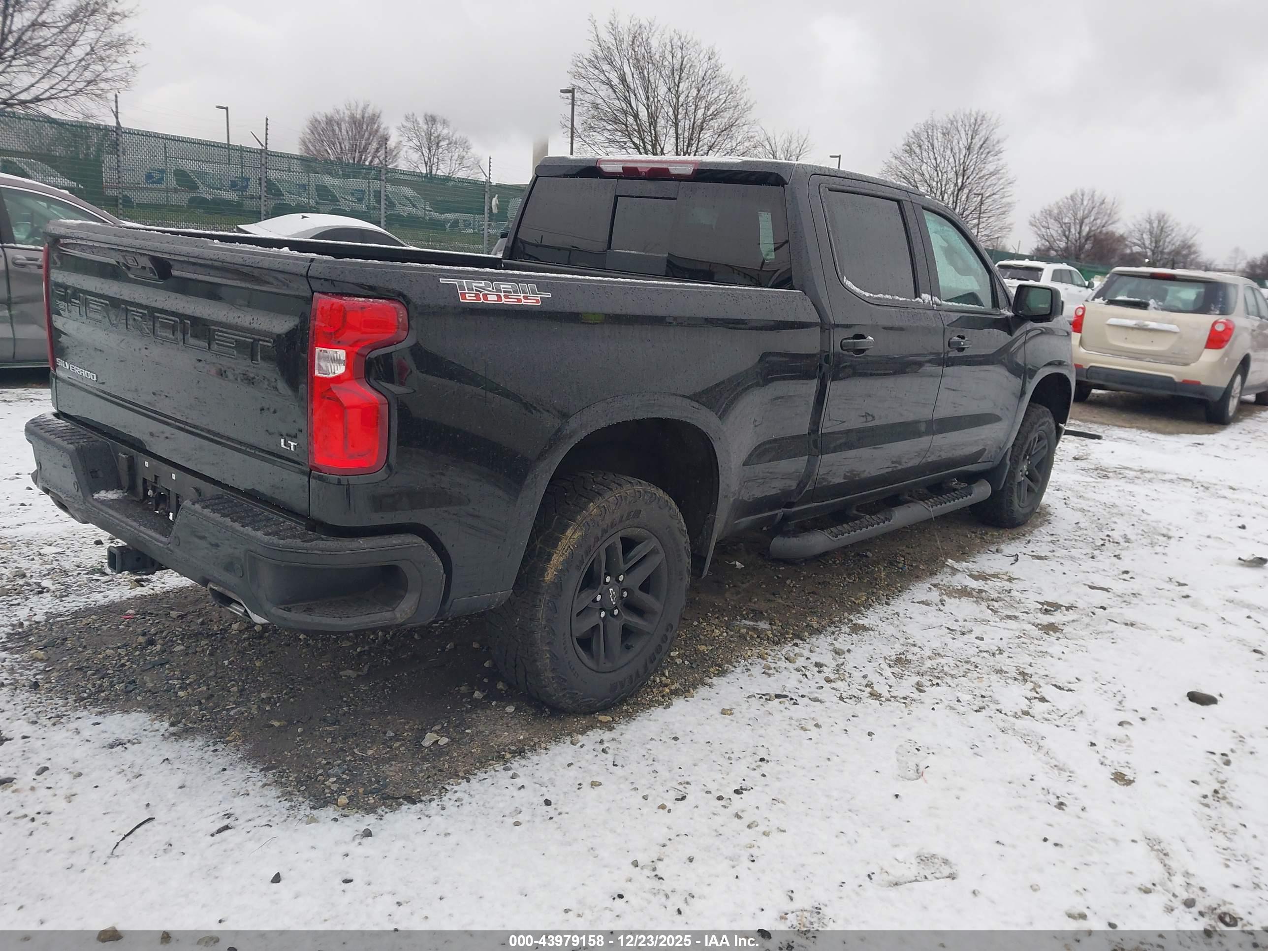 CHEVROLET SILVERADO image 4