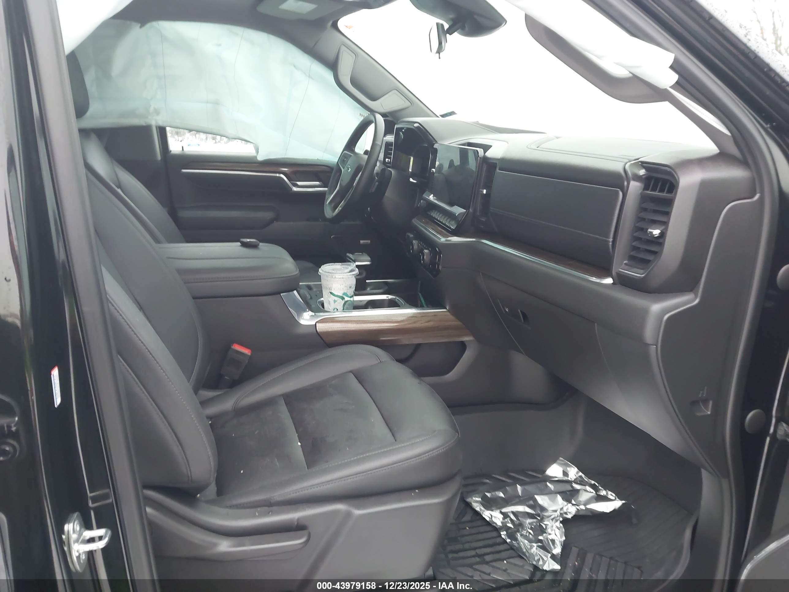 CHEVROLET SILVERADO image 5