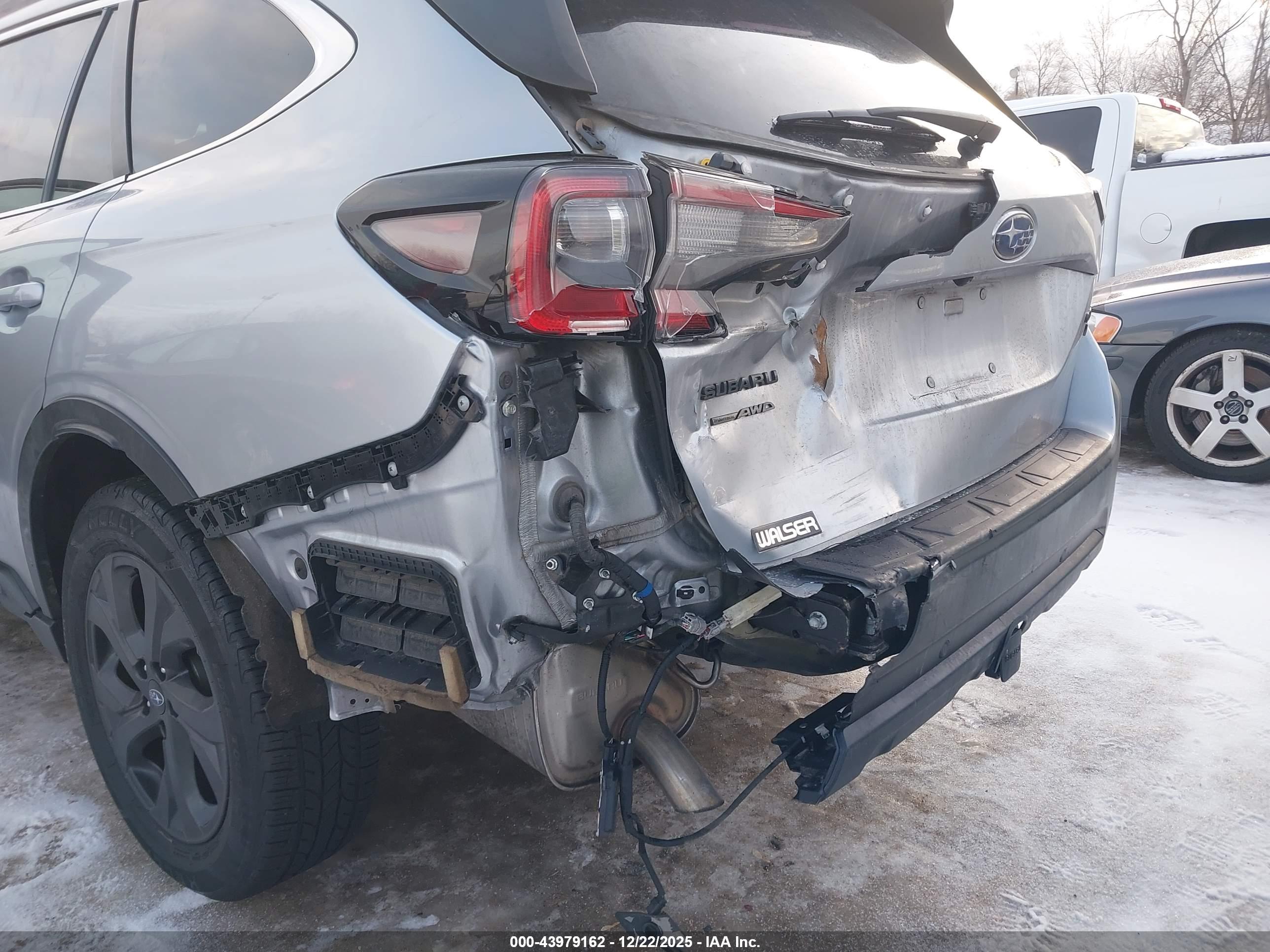 SUBARU OUTBACK image 6
