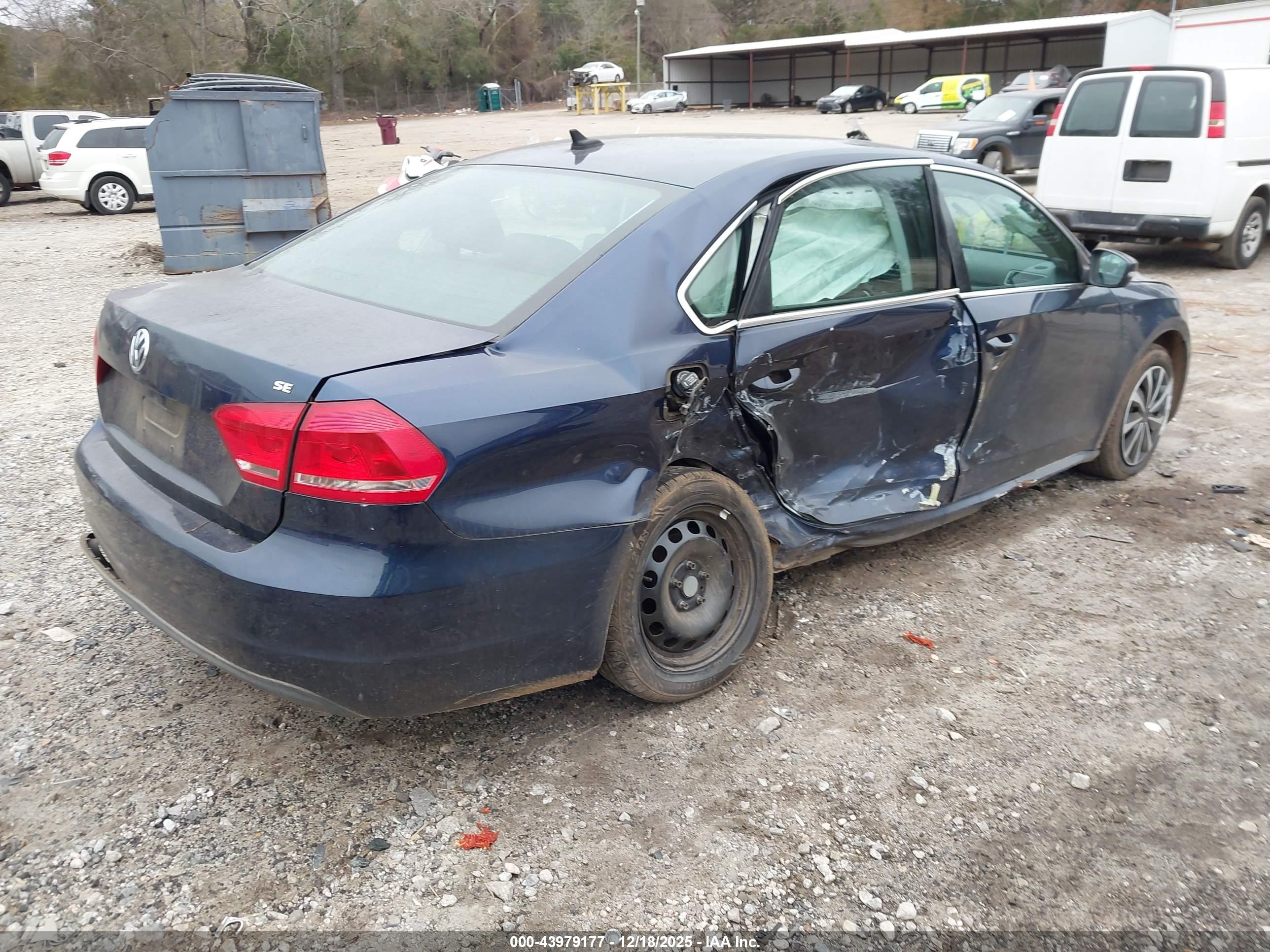 VOLKSWAGEN PASSAT image 4