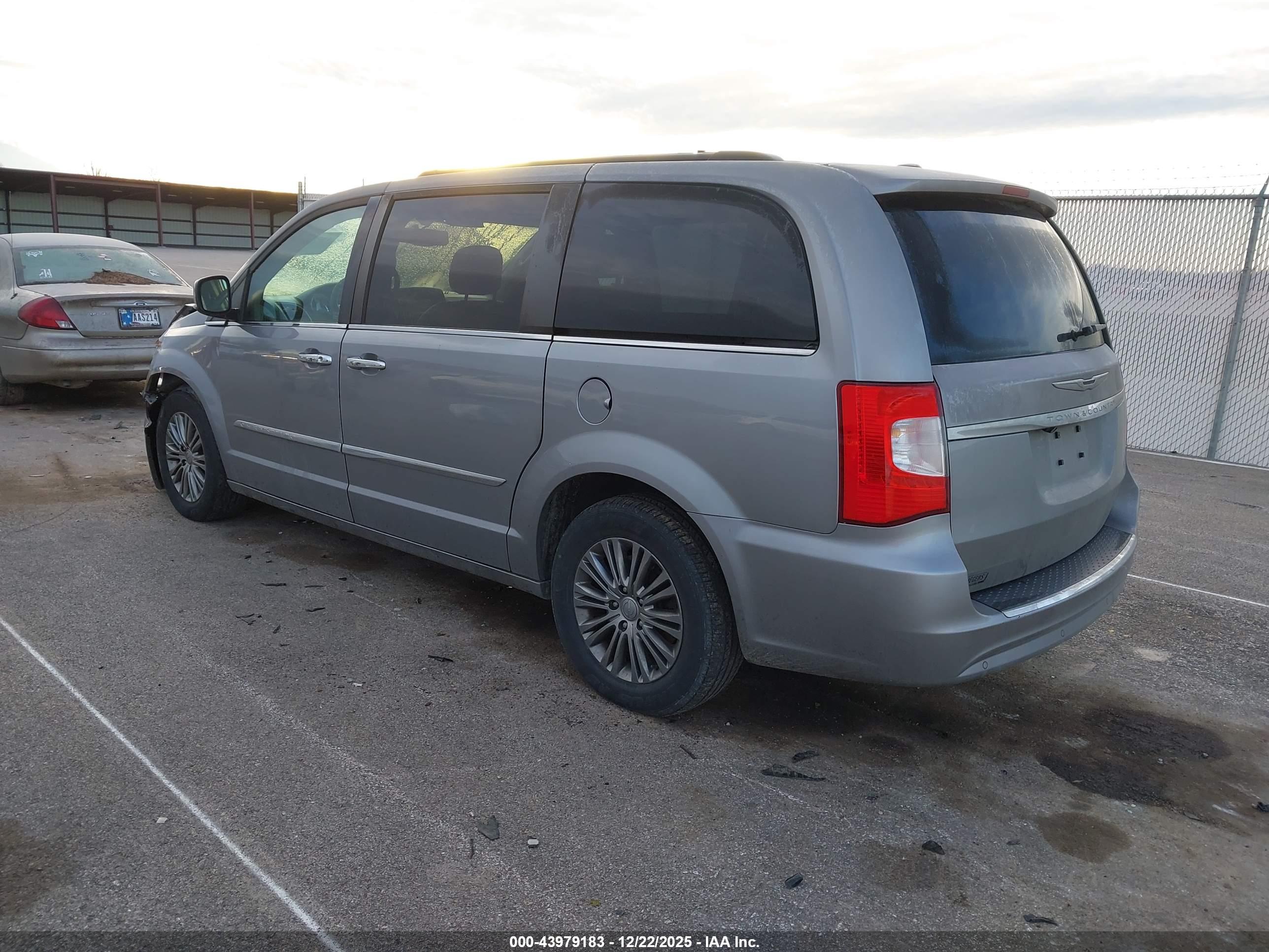 CHRYSLER TOWN image 3